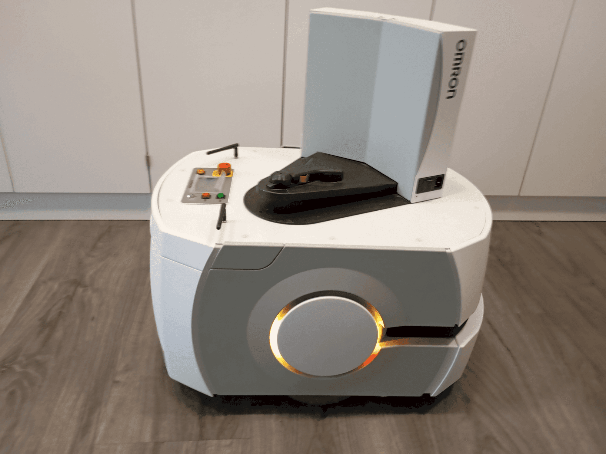 Čelní pohled  na OMRON LD90  stroj