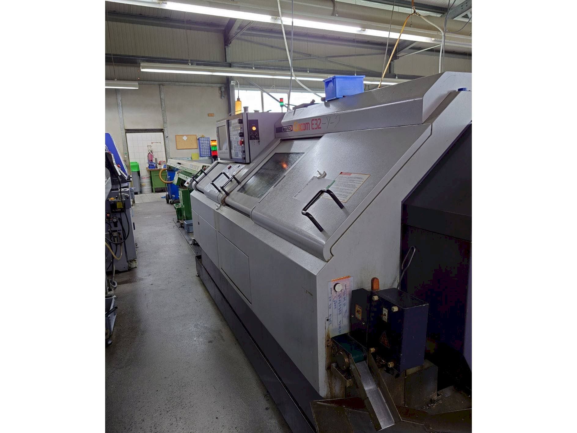 Pravý boční pohled  na Citizen E32-Y-2  stroj