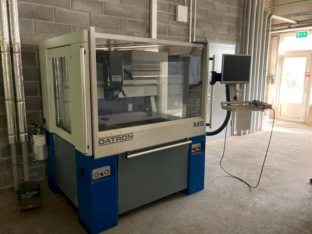 Čelní pohled  na Datron M8A  stroj