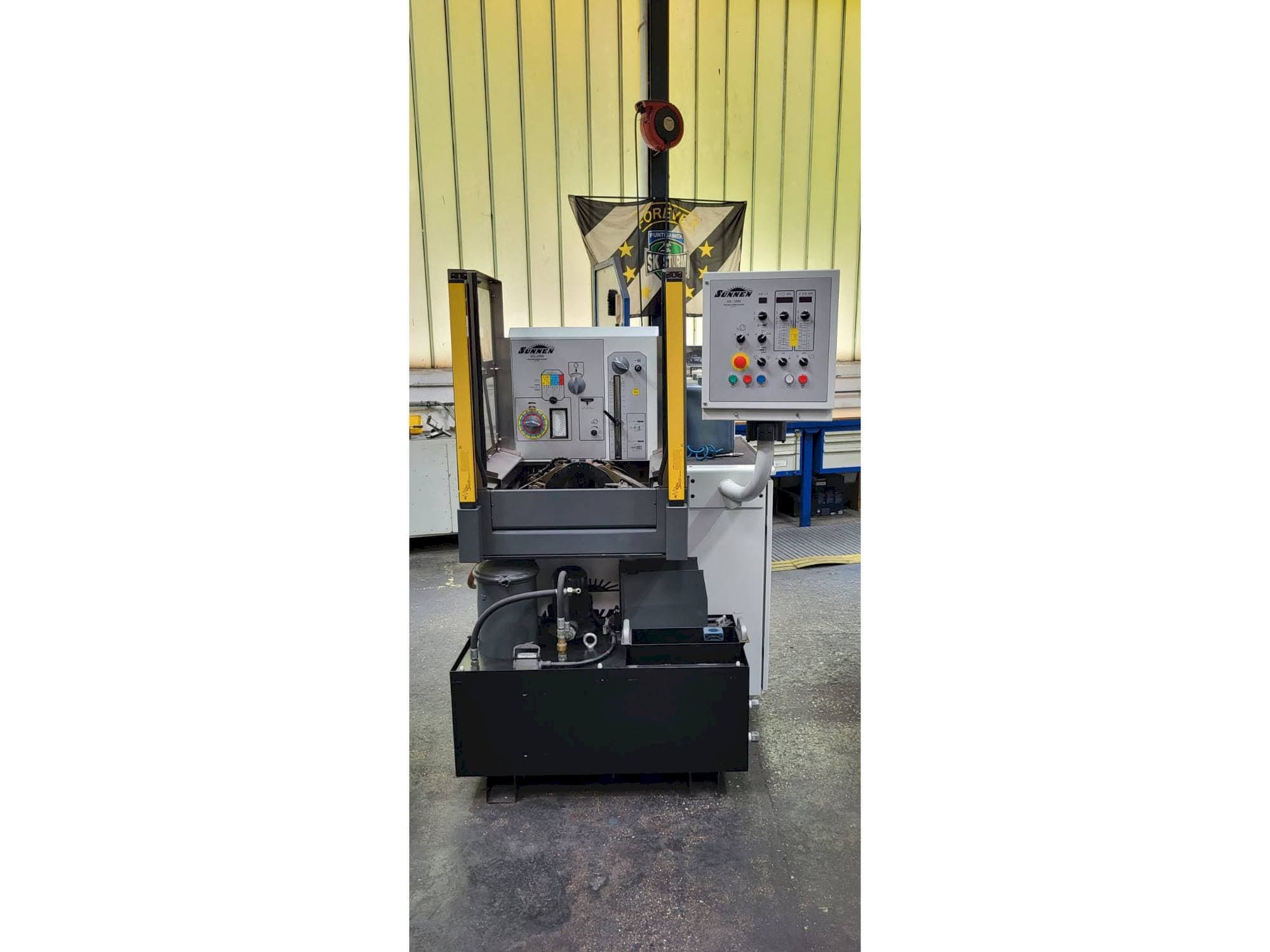 Čelní pohled  na Sunnen ML-2000  stroj