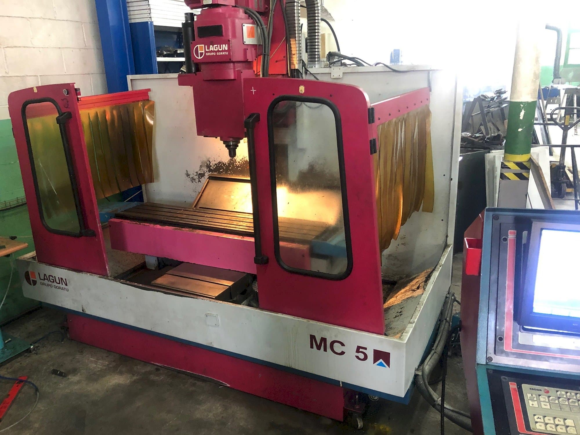 Čelní pohled  na LAGUN MC 5  stroj
