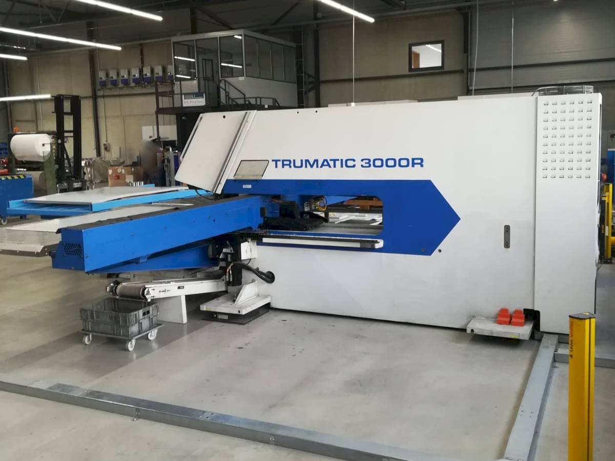 Čelní pohled  na Trumpf Trumatic 3000R  stroj