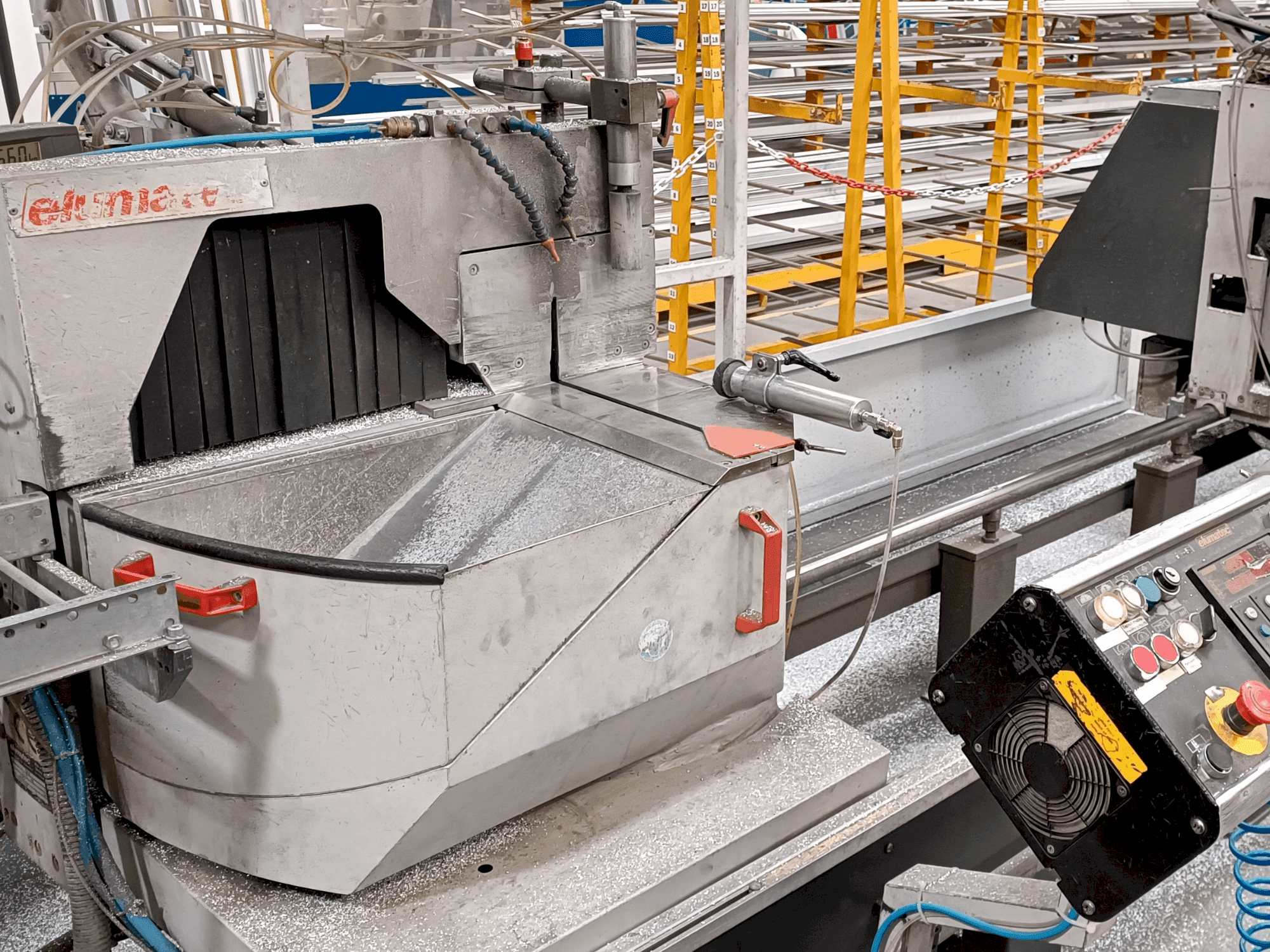 Čelní pohled  na Elumatec DG 104/02 E255  stroj