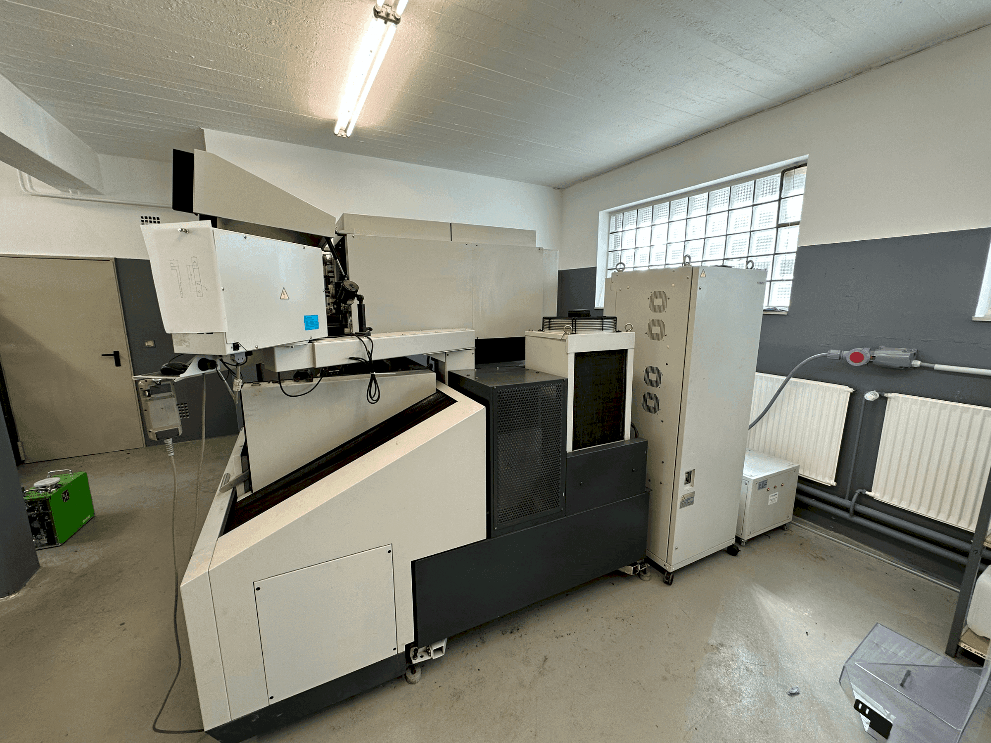 Čelní pohled  na Mitsubishi MV1200S  stroj