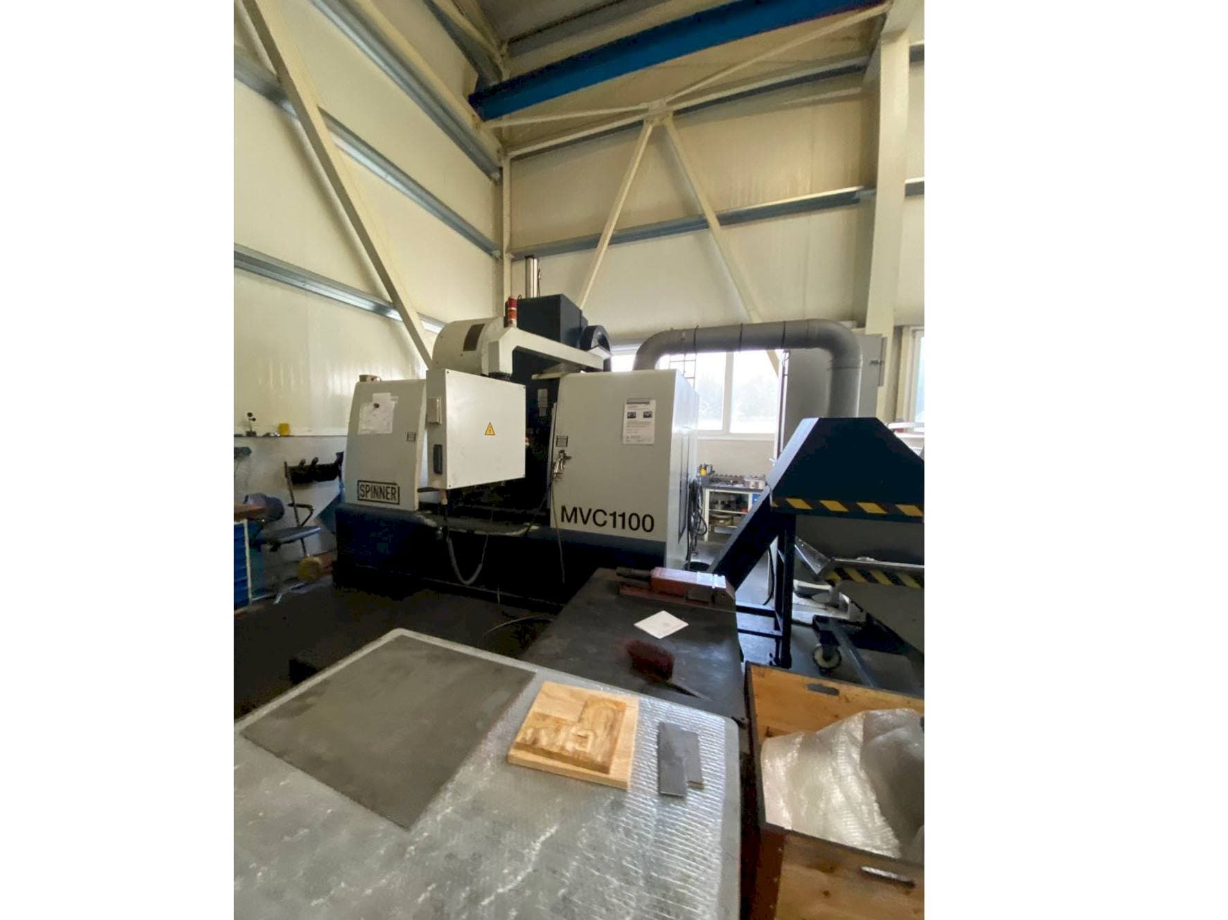 Čelní pohled  na SPINNER MVC 1100 B  stroj