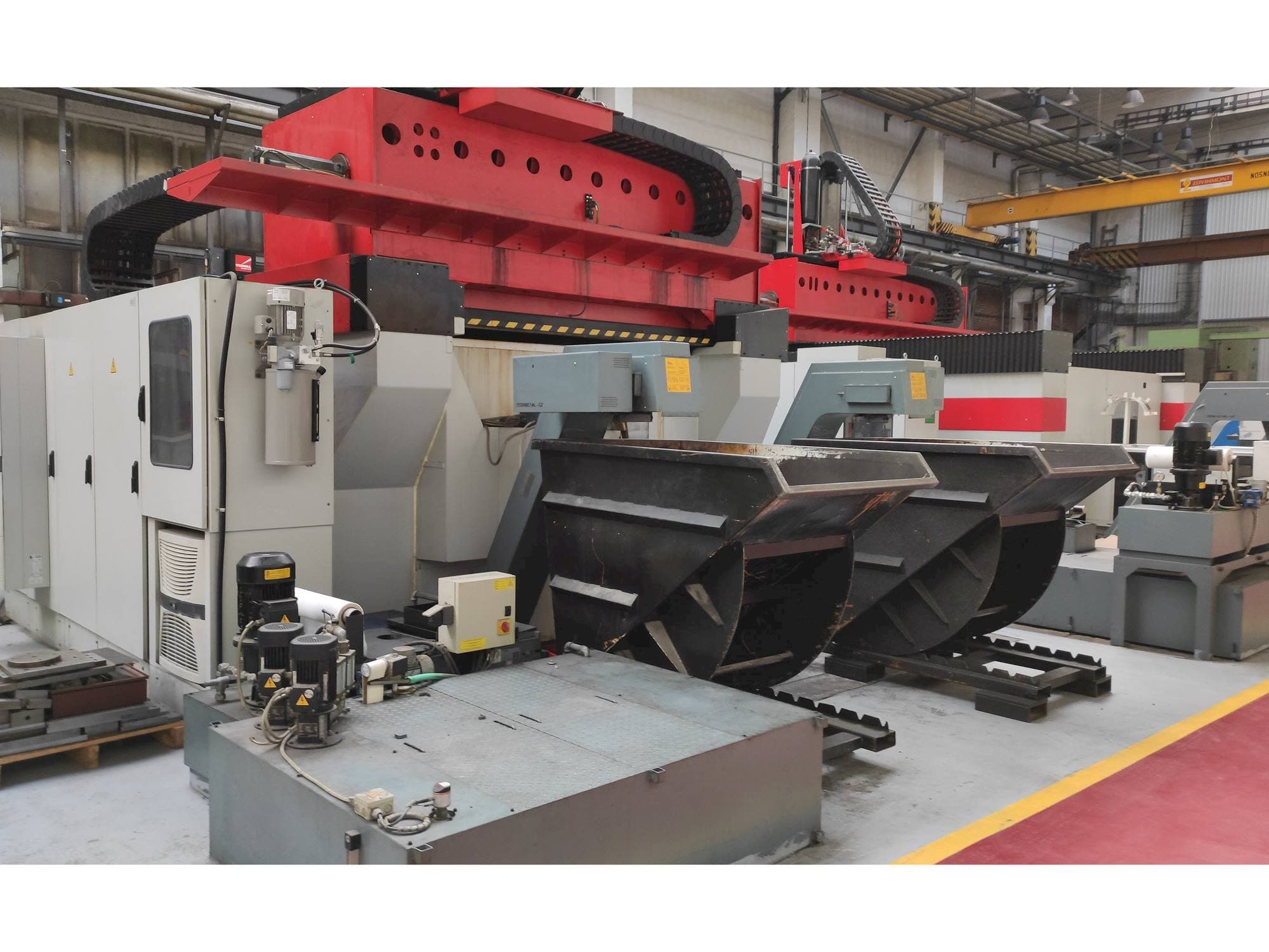 Čelní pohled  na TRIMILL VU 2313  stroj