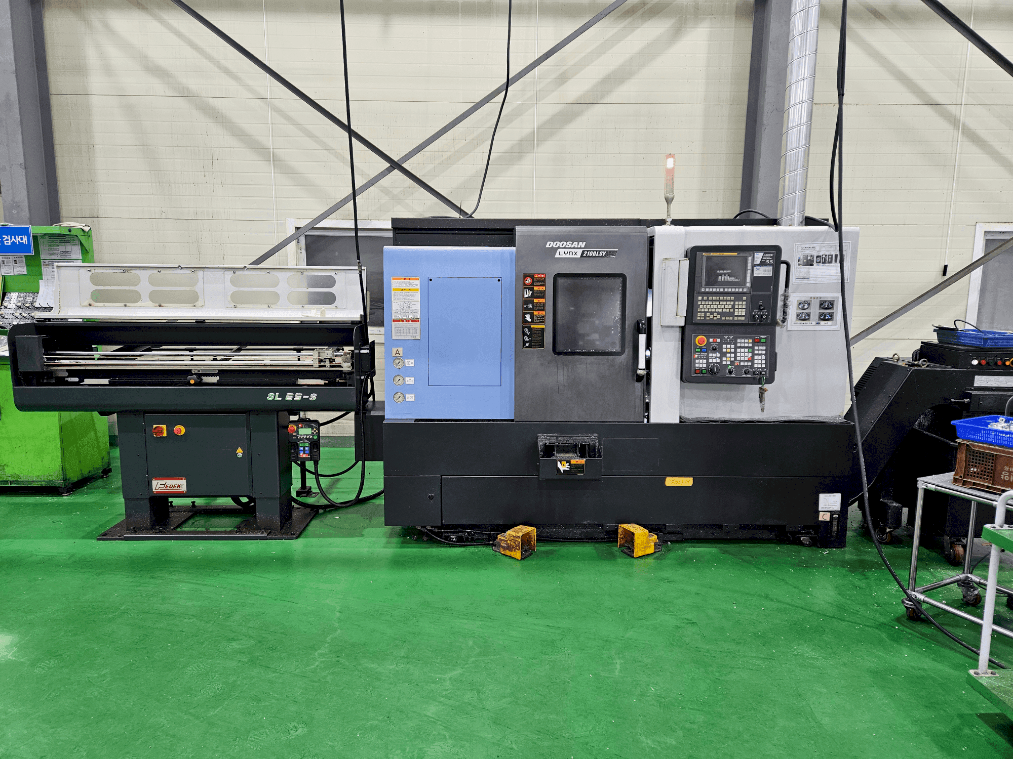 Čelní pohled  na DOOSAN LYNX 2100 LSYB  stroj