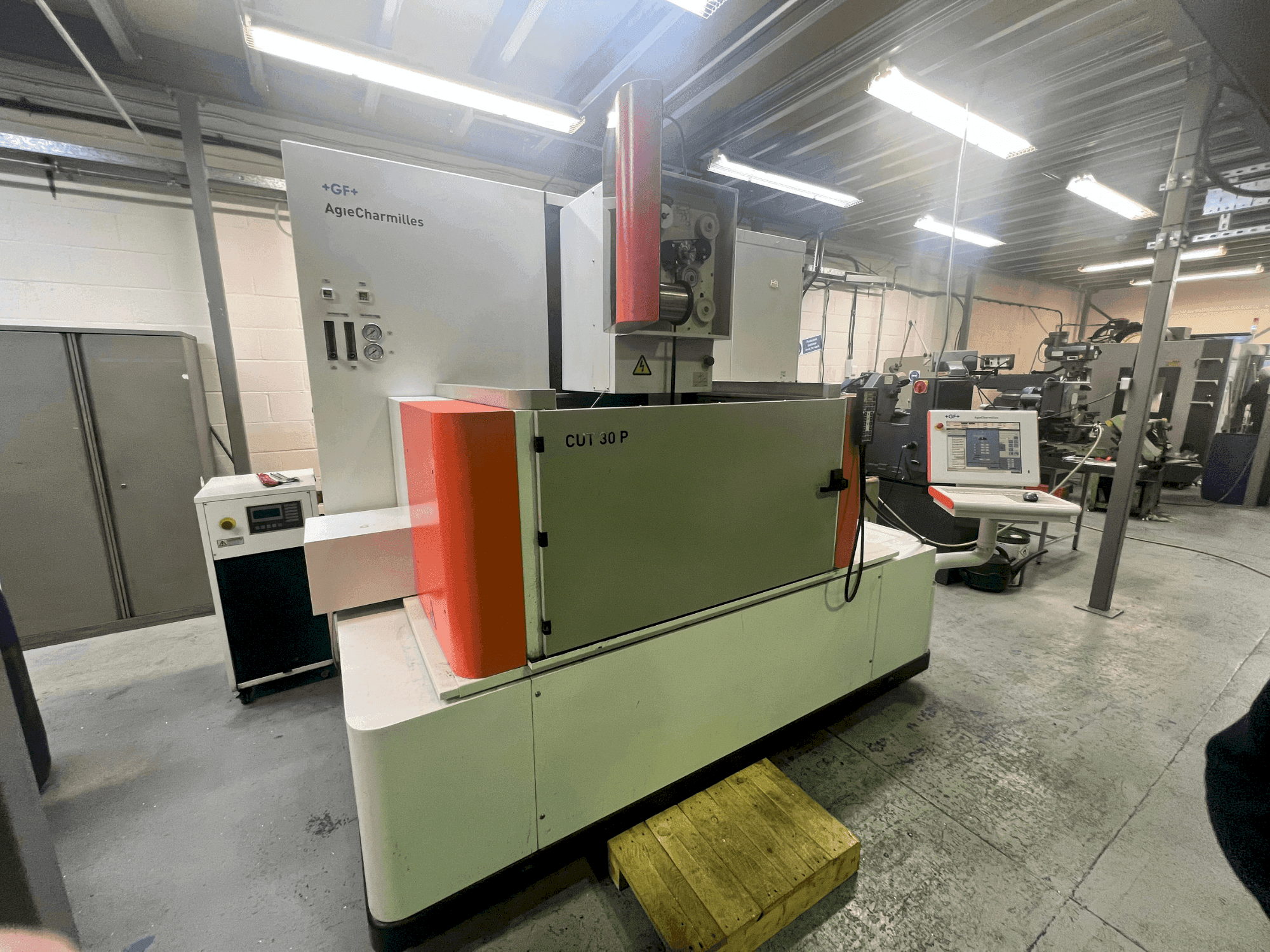 Čelní pohled  na AgieCharmilles CUT 30P  stroj