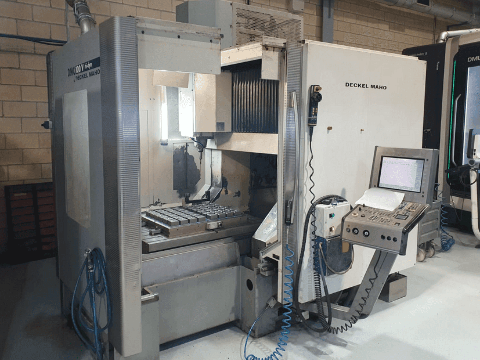 Čelní pohled  na DECKEL MAHO DMC 100V hi-dyn  stroj