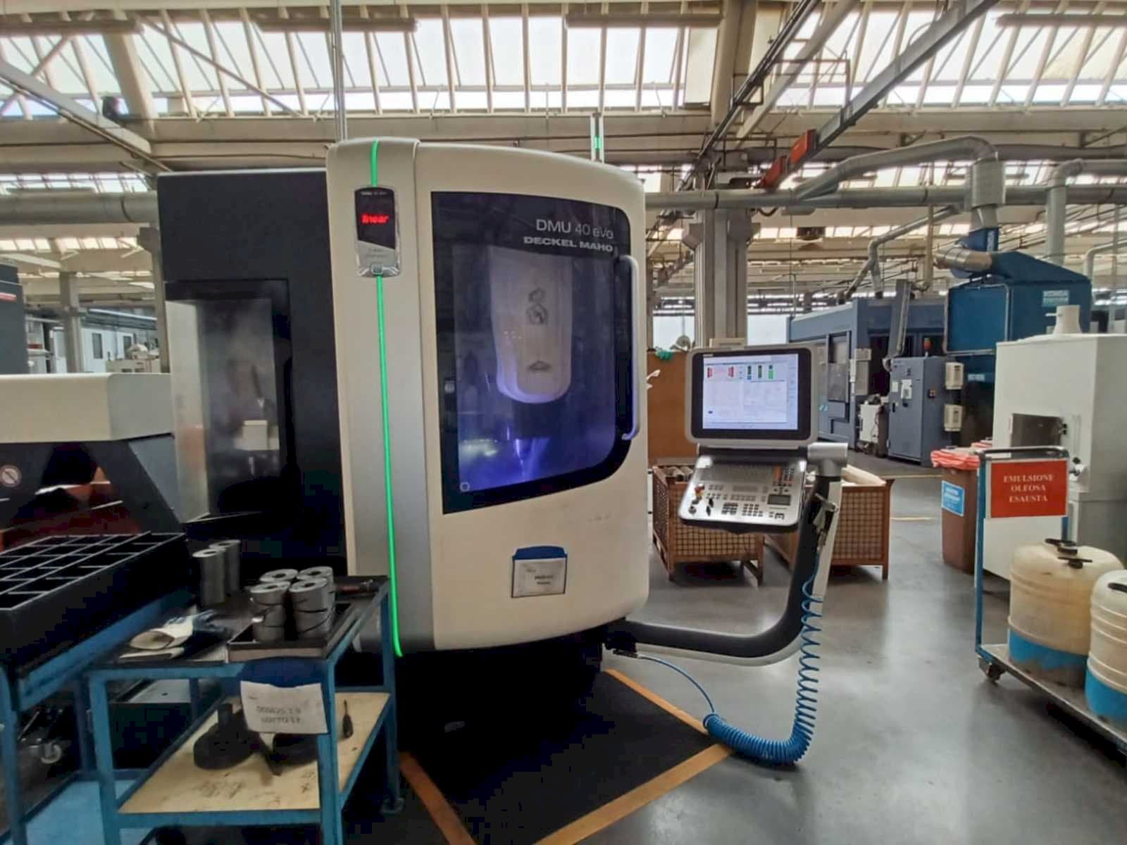 Čelní pohled  na DMG DMU 40 evo  stroj