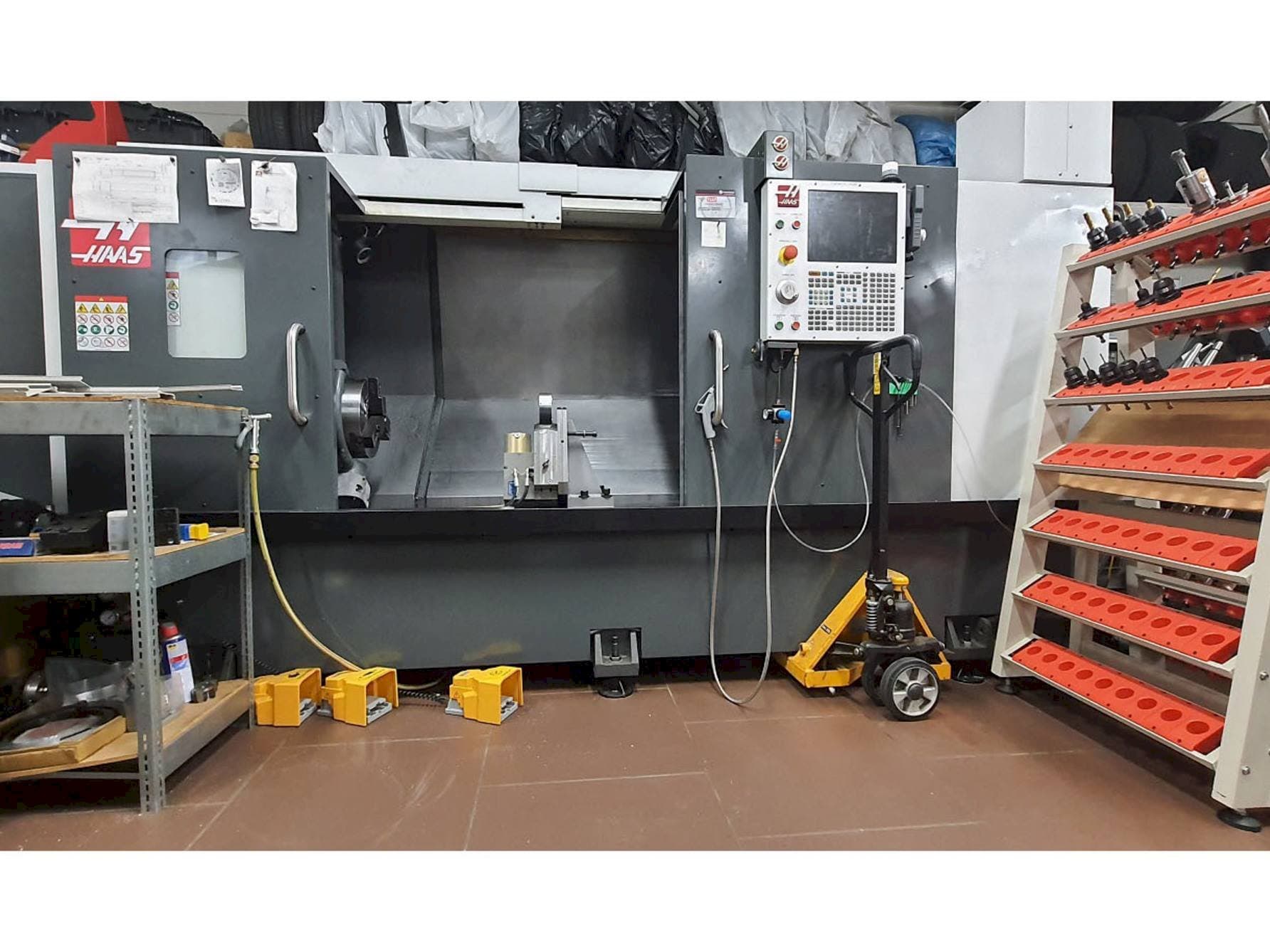 Čelní pohled  na HAAS ST-30L  stroj