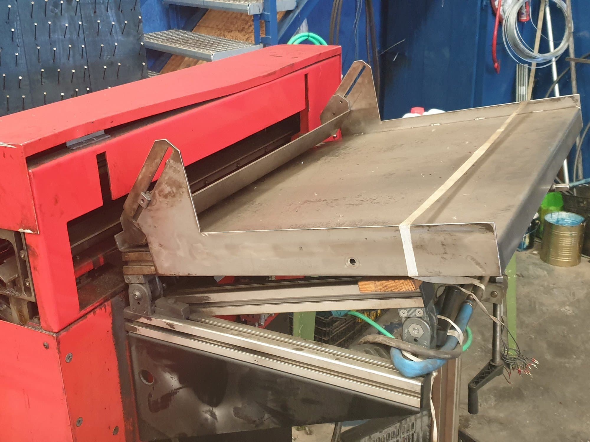 Levý boční pohled  na EMCO LM 800  stroj