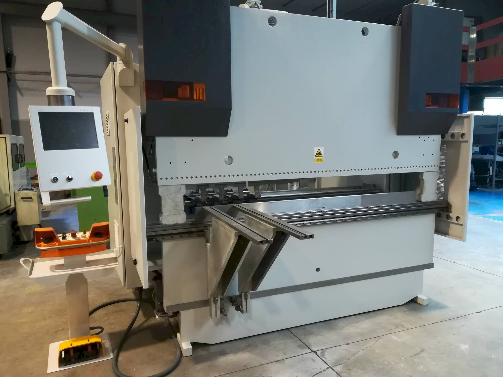 Čelní pohled  na LVD LVD PPEB 80/25 CAD-CNC  stroj