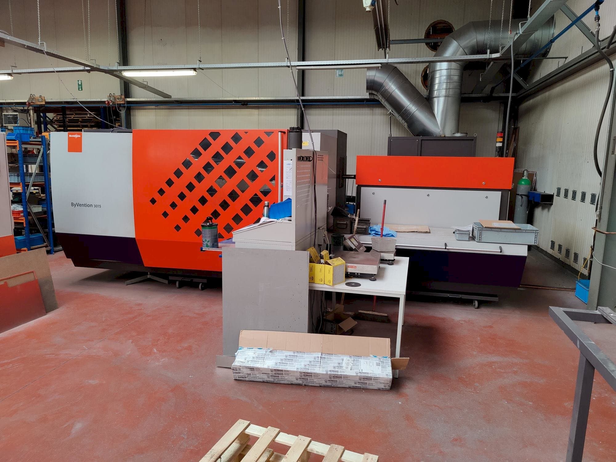 Čelní pohled  na Bystronic ByVention 3015  stroj