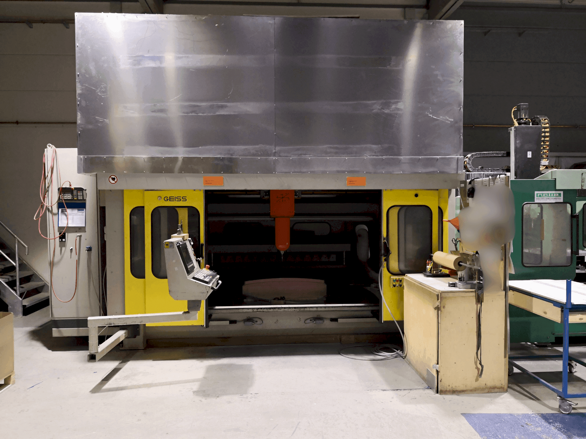Čelní pohled  na GEISS FZ 2000 x 1000  stroj