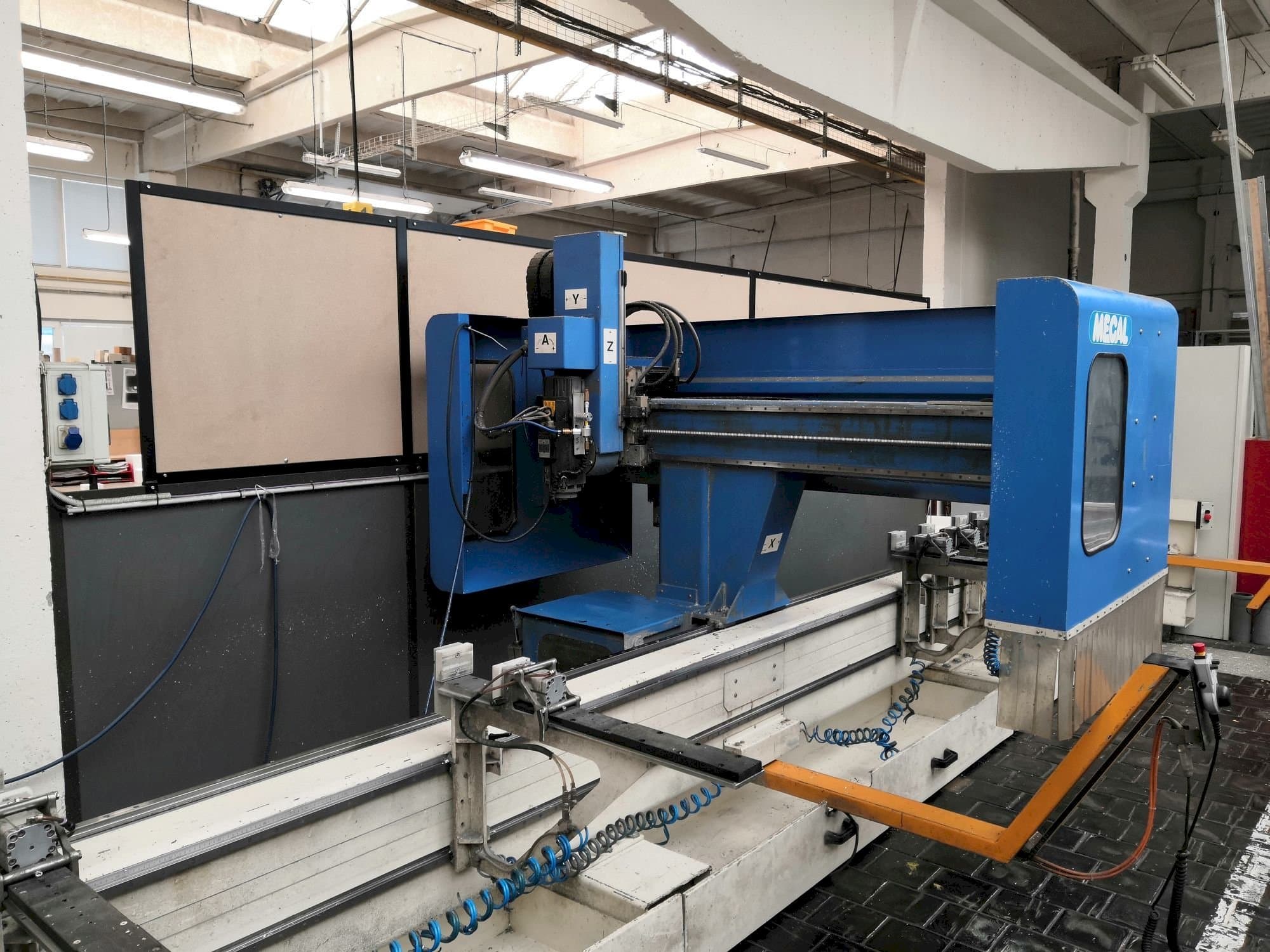 Čelní pohled  na MECAL MC 304 Pioneer 3  stroj