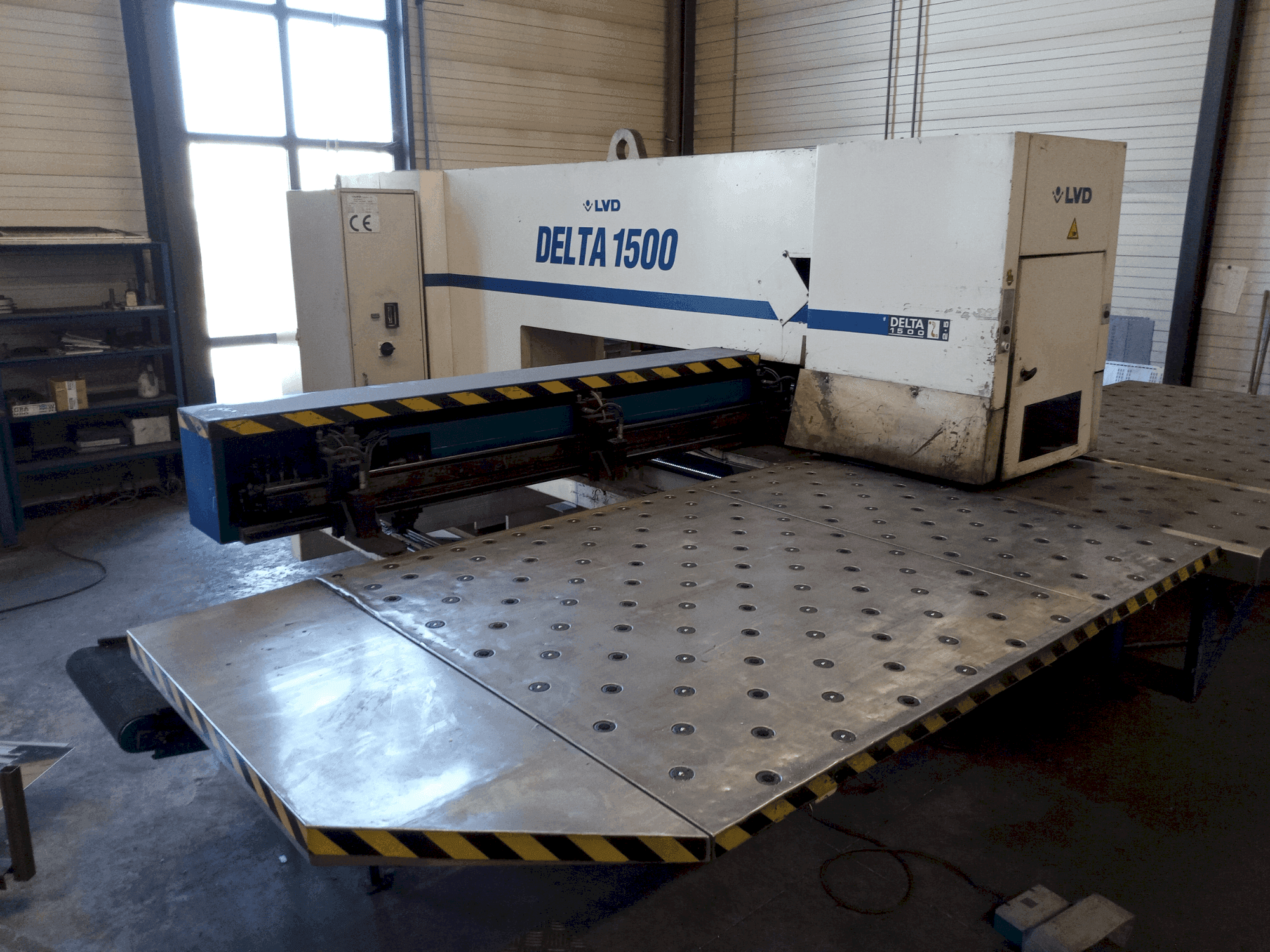 Čelní pohled  na LVD DELTA 1500 LB  stroj