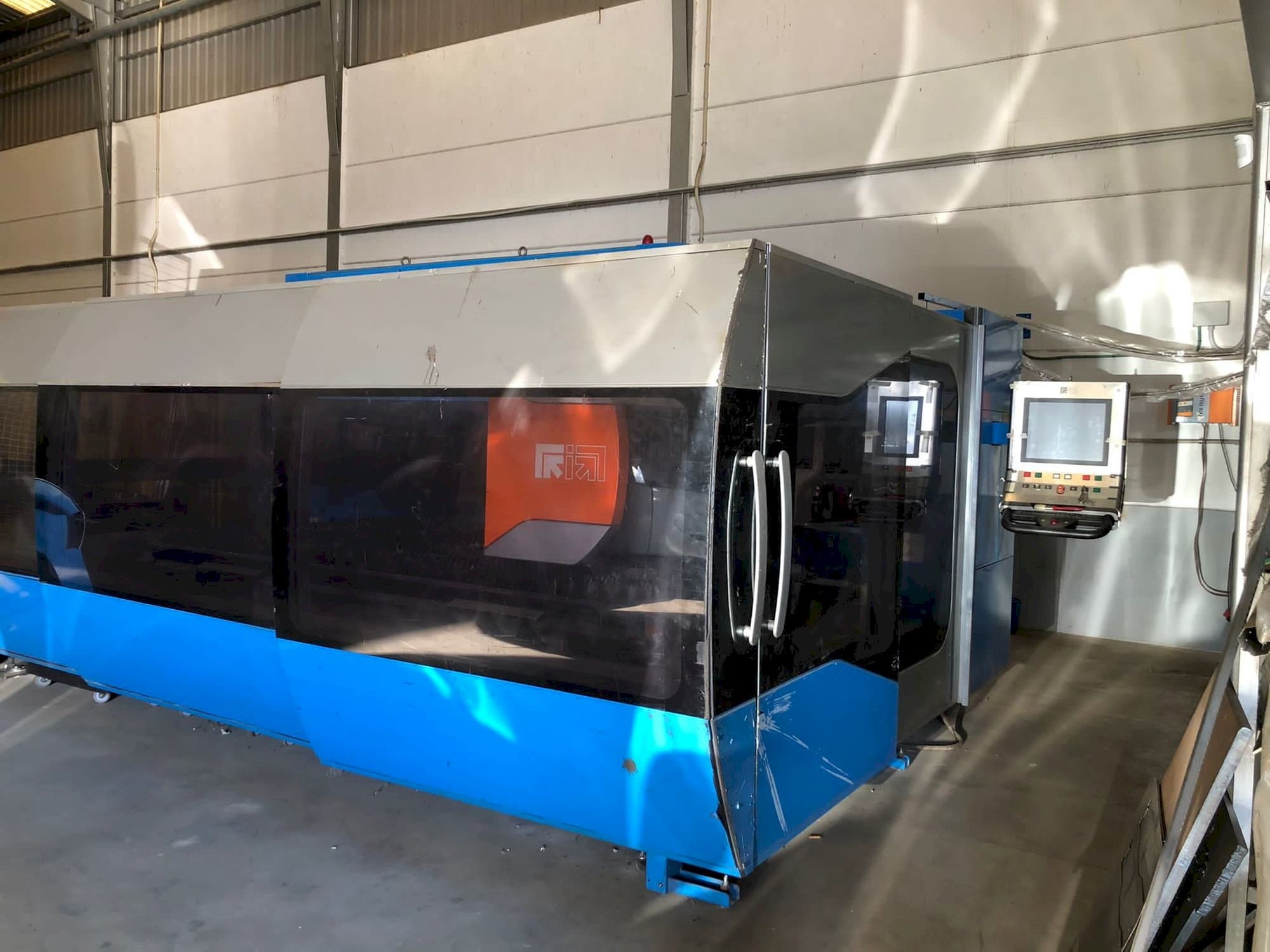 Čelní pohled  na Prima Power Zaphiro  stroj