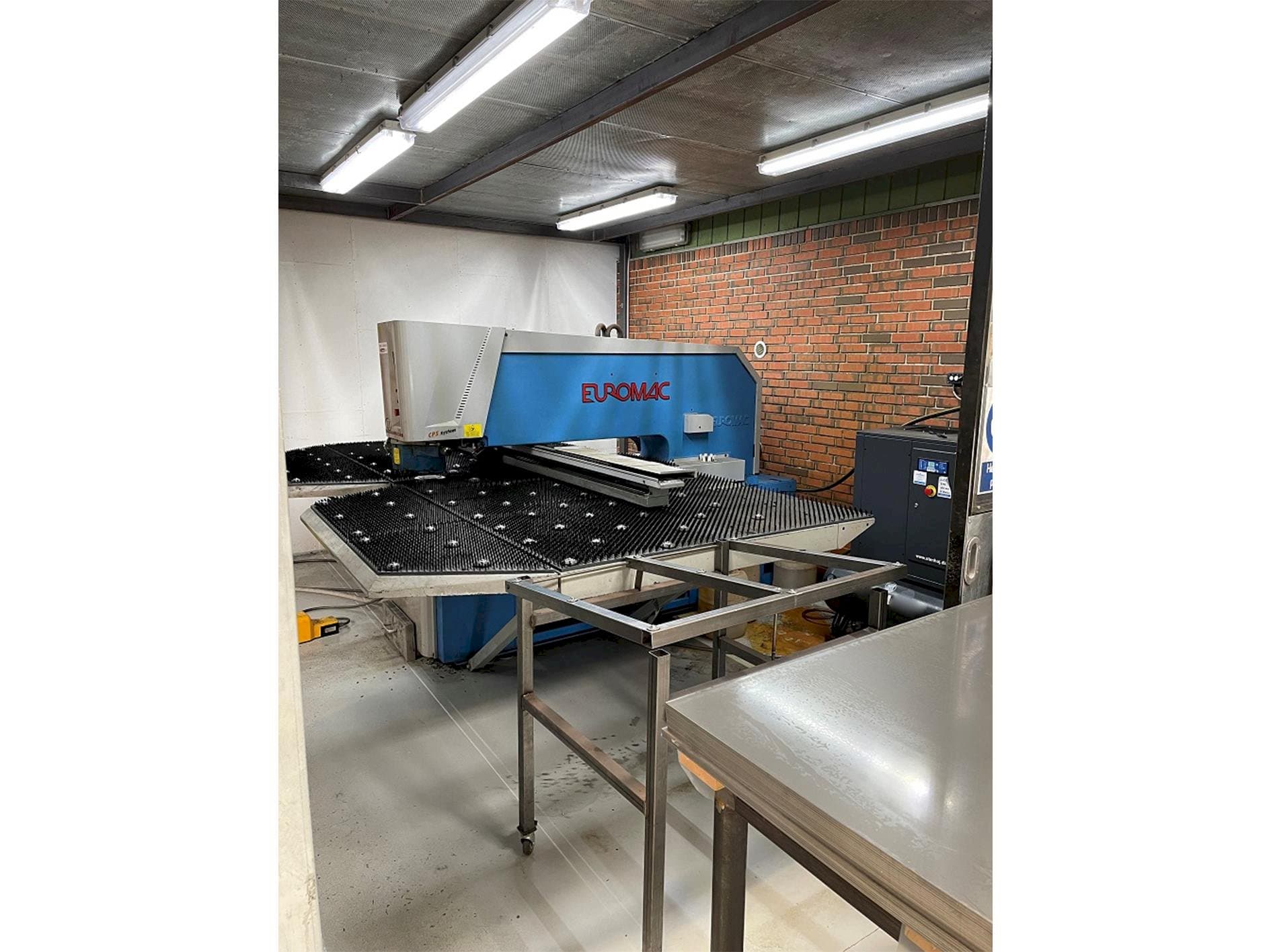 Čelní pohled  na Euromac ZX 1250/30  stroj