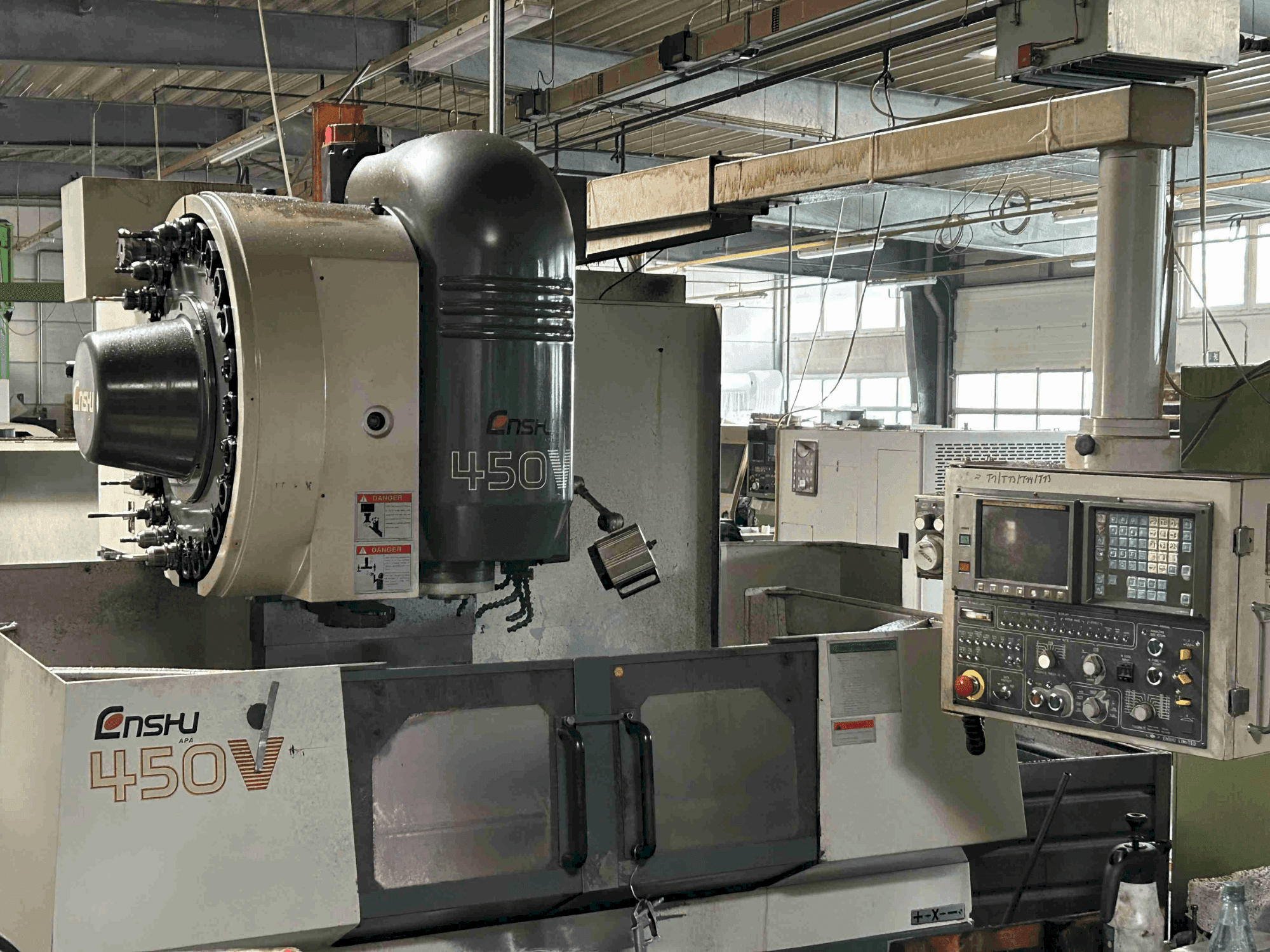 Čelní pohled  na Enshu 450 V  stroj