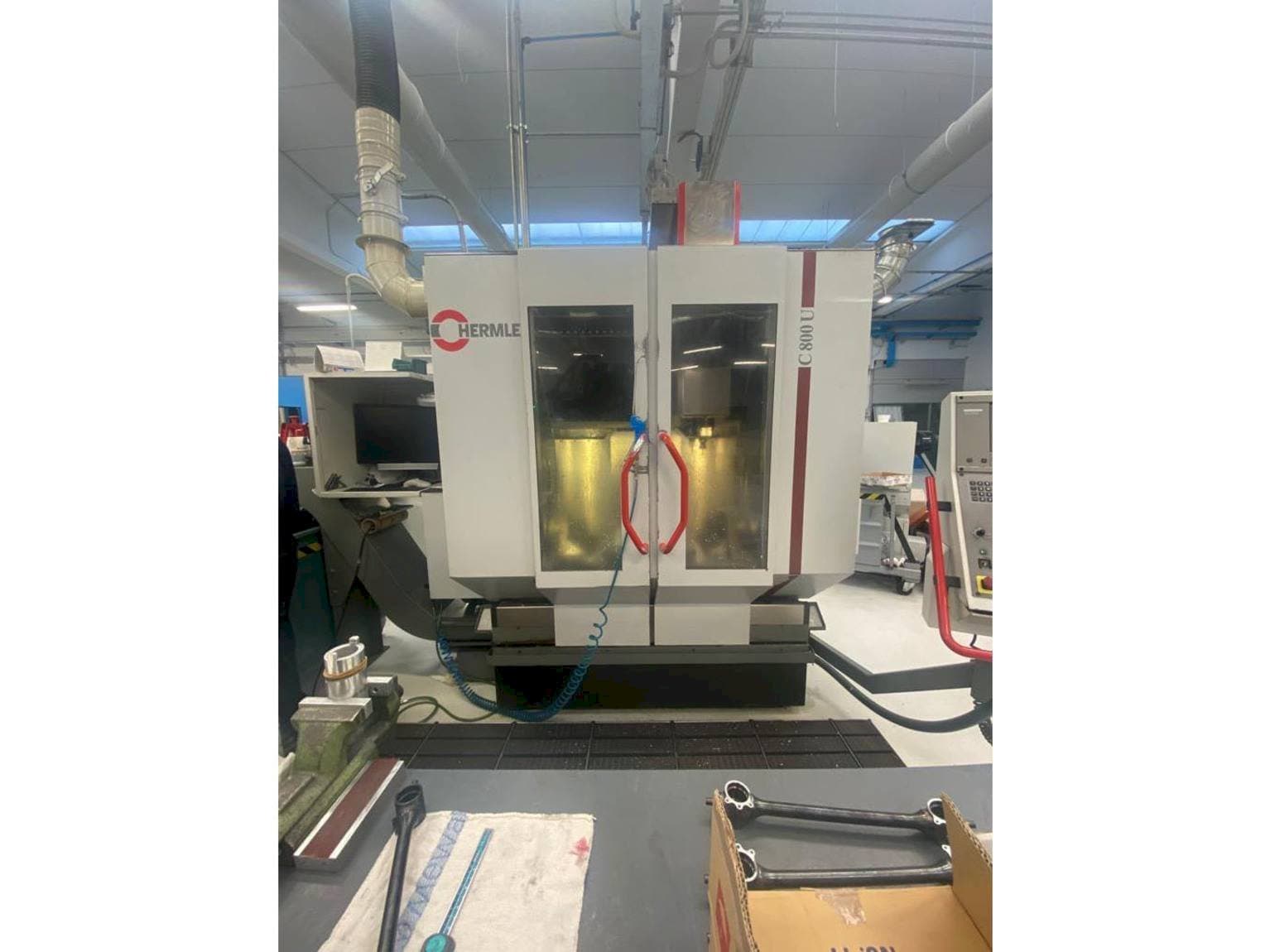 Čelní pohled  na HERMLE C800U  stroj