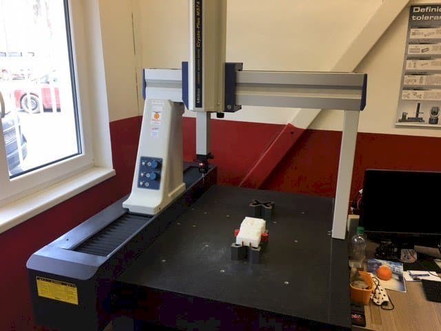 Čelní pohled  na Mitutoyo Crysta-Plus M 574  stroj