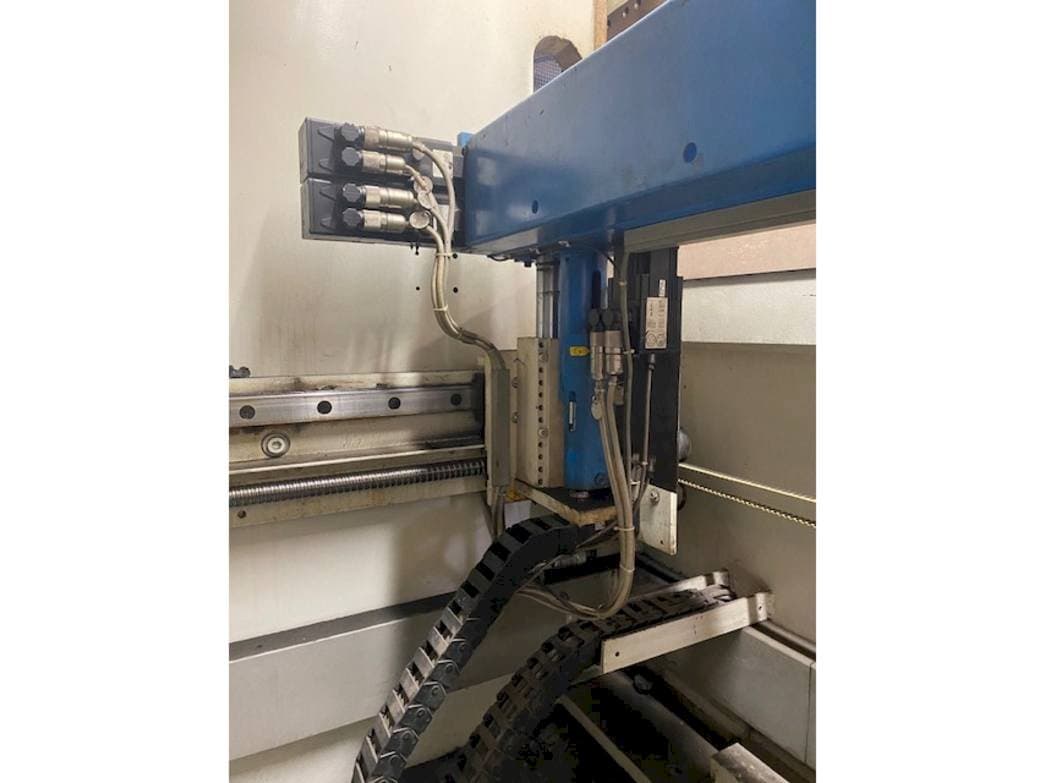 Čelní pohled  na EHT VarioPress 225-30  stroj