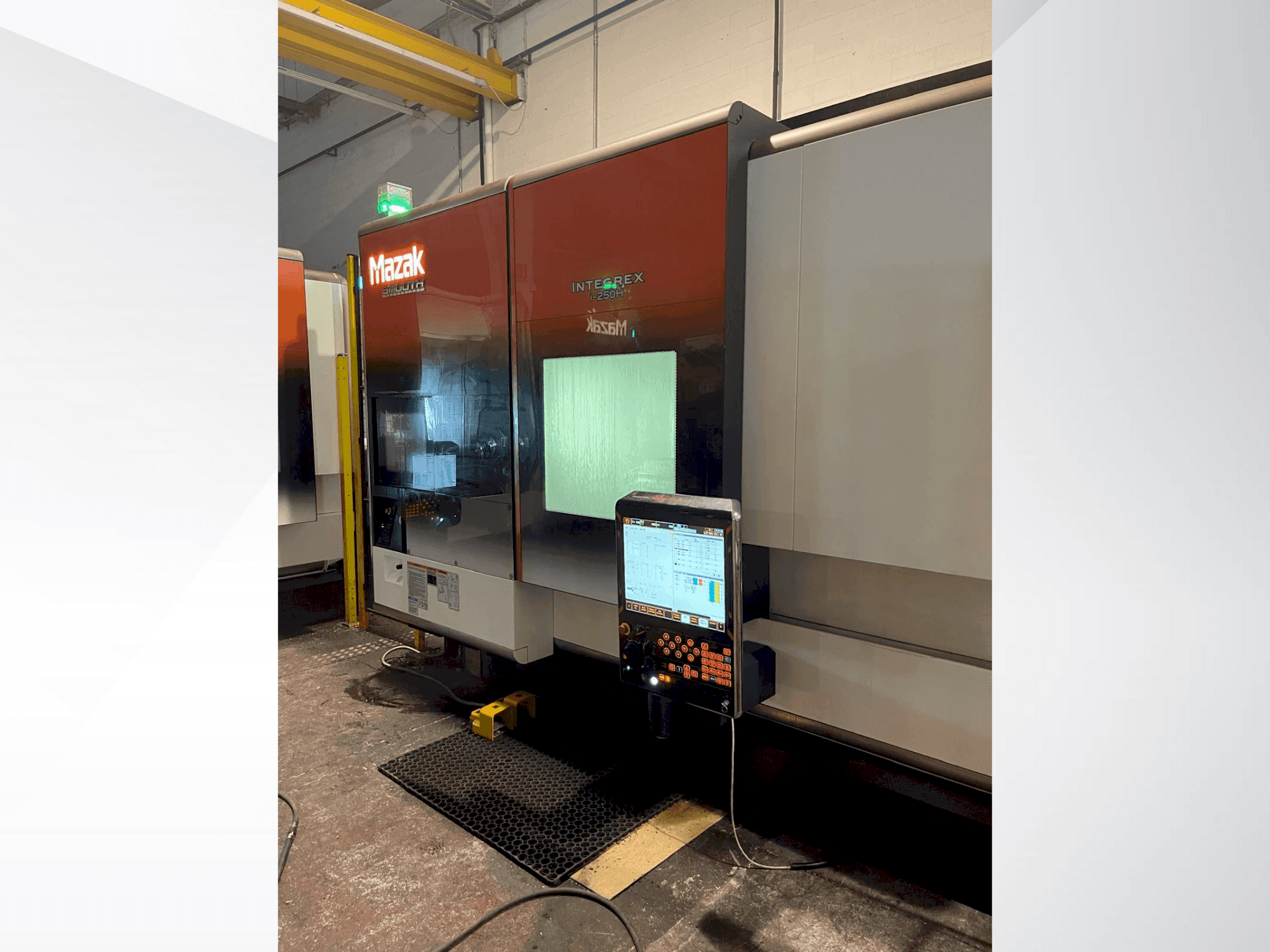 Čelní pohled  na Mazak Integrex i-250H  stroj