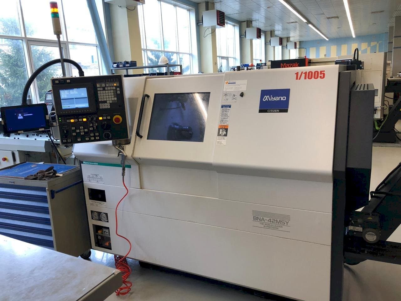 Čelní pohled  na Miyano BNA-42MSY  stroj