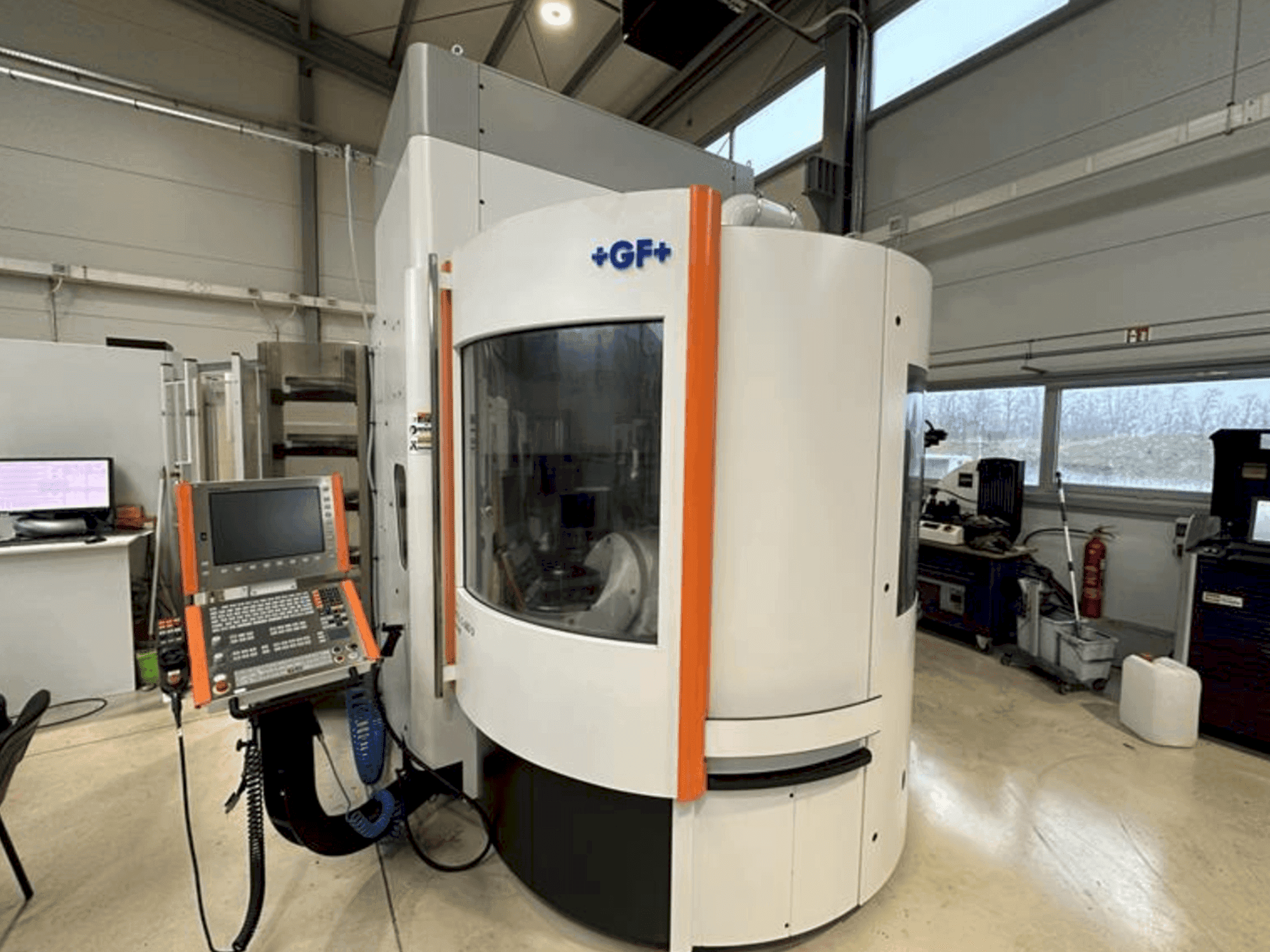 Čelní pohled  na MIKRON Mill S 600 U  stroj