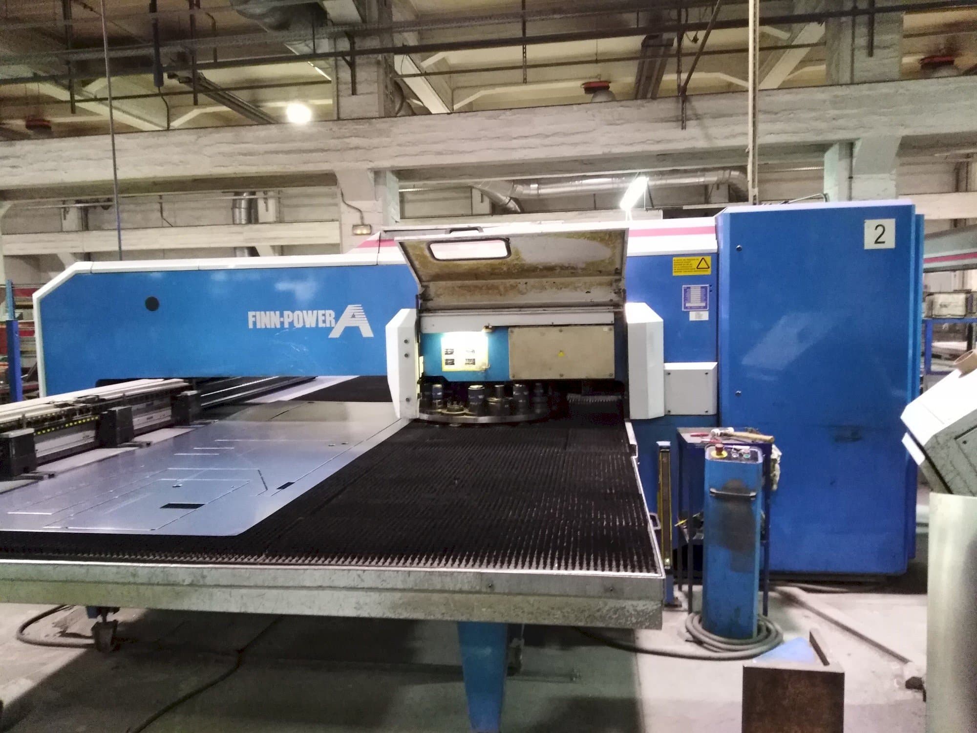 Čelní pohled  na Finn-Power A5-25 SB  stroj