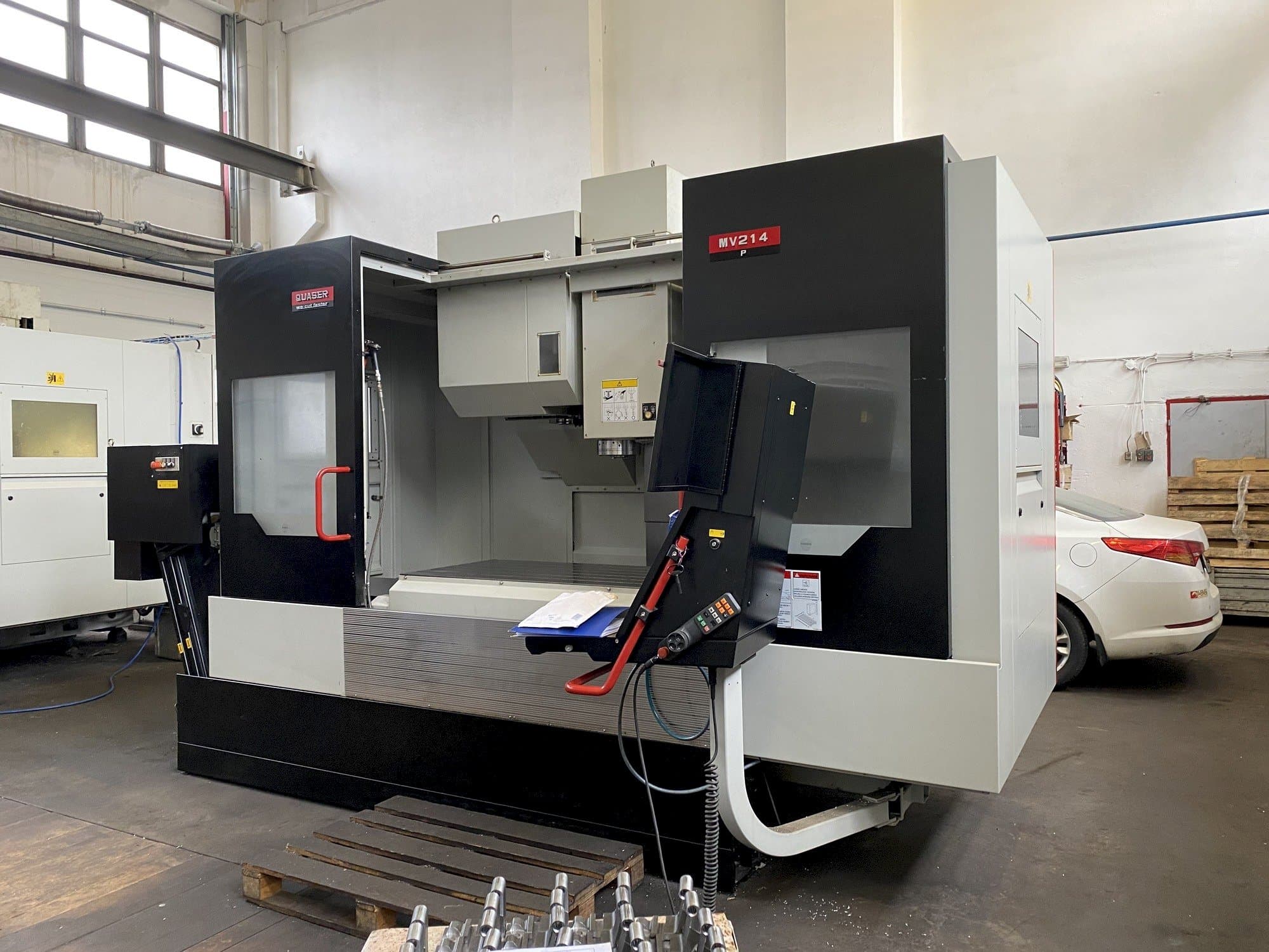 Čelní pohled  na Quaser MV214P/12B  stroj