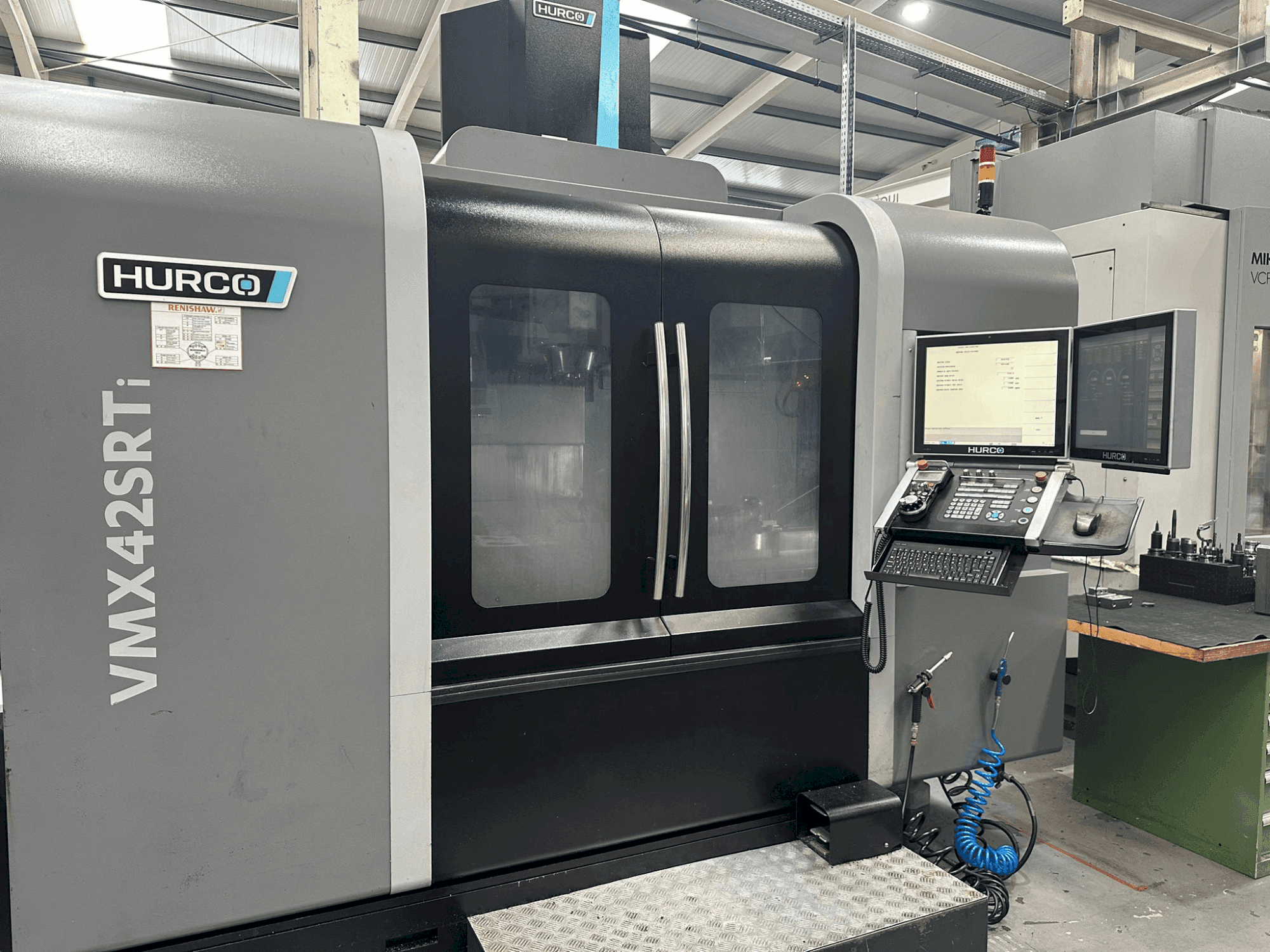 Čelní pohled  na Hurco VMX 42 SRTi  stroj