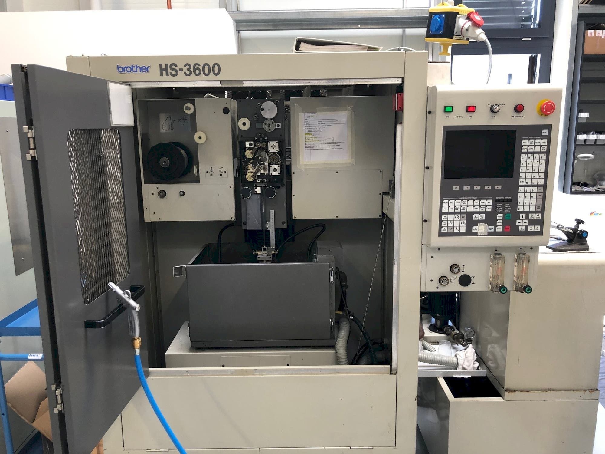 Čelní pohled  na Brother HS-3600  stroj