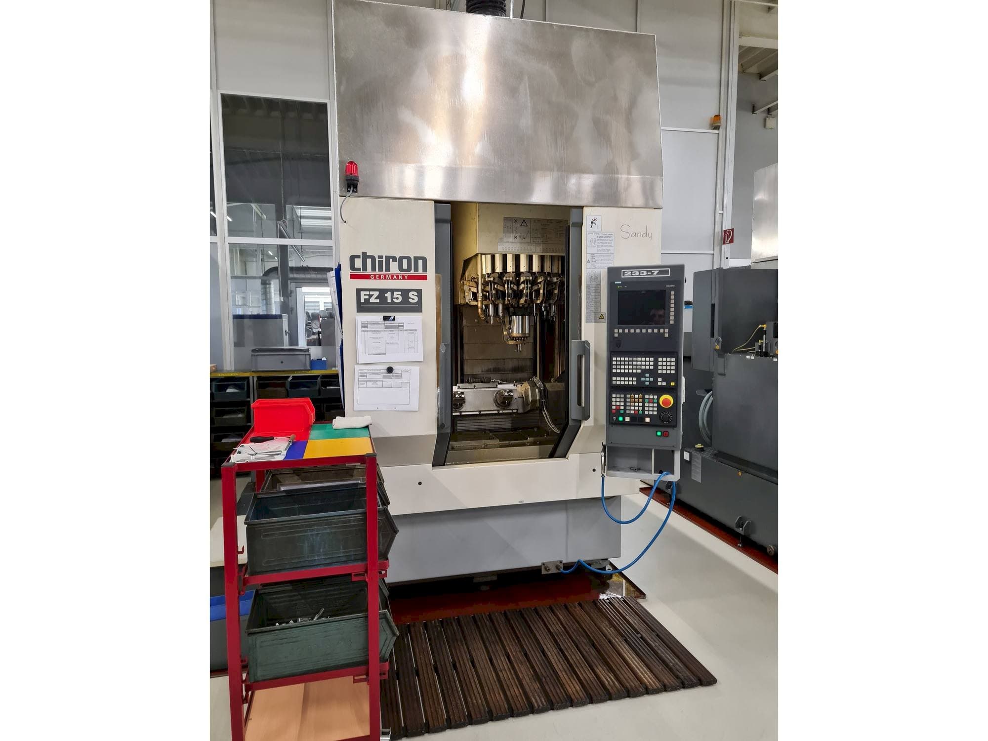 Čelní pohled  na CHIRON FZ 15 S  stroj