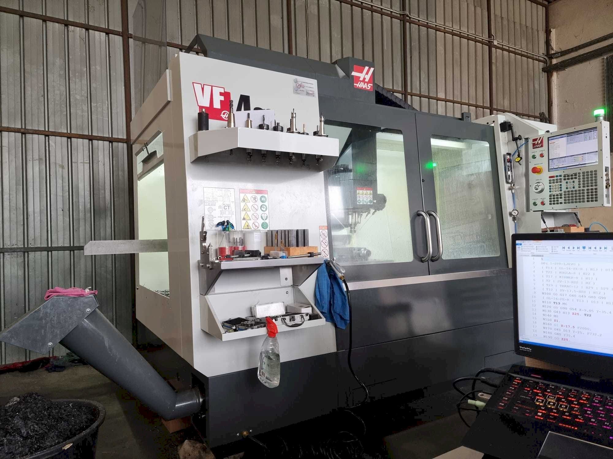 Čelní pohled  na HAAS VF4SS  stroj