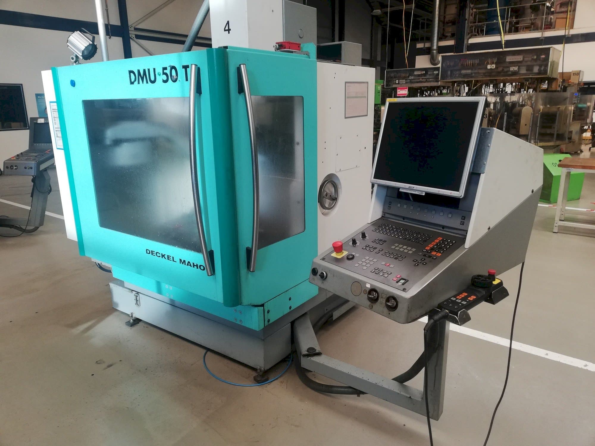 Čelní pohled  na DECKEL MAHO DMU 50T  stroj