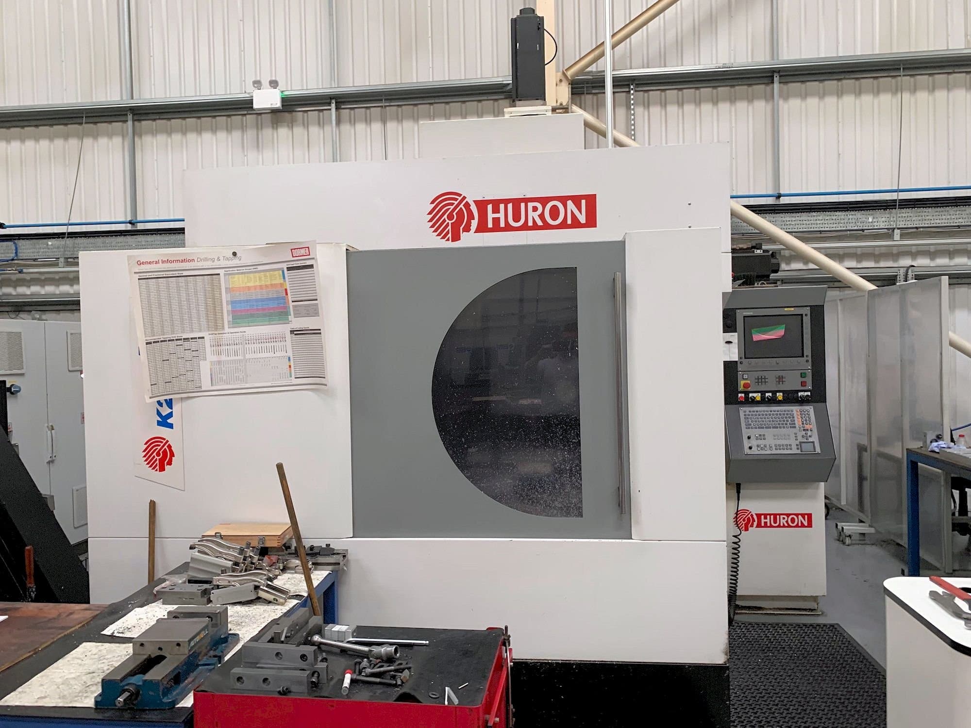 Čelní pohled  na Hurco K2X 10  stroj