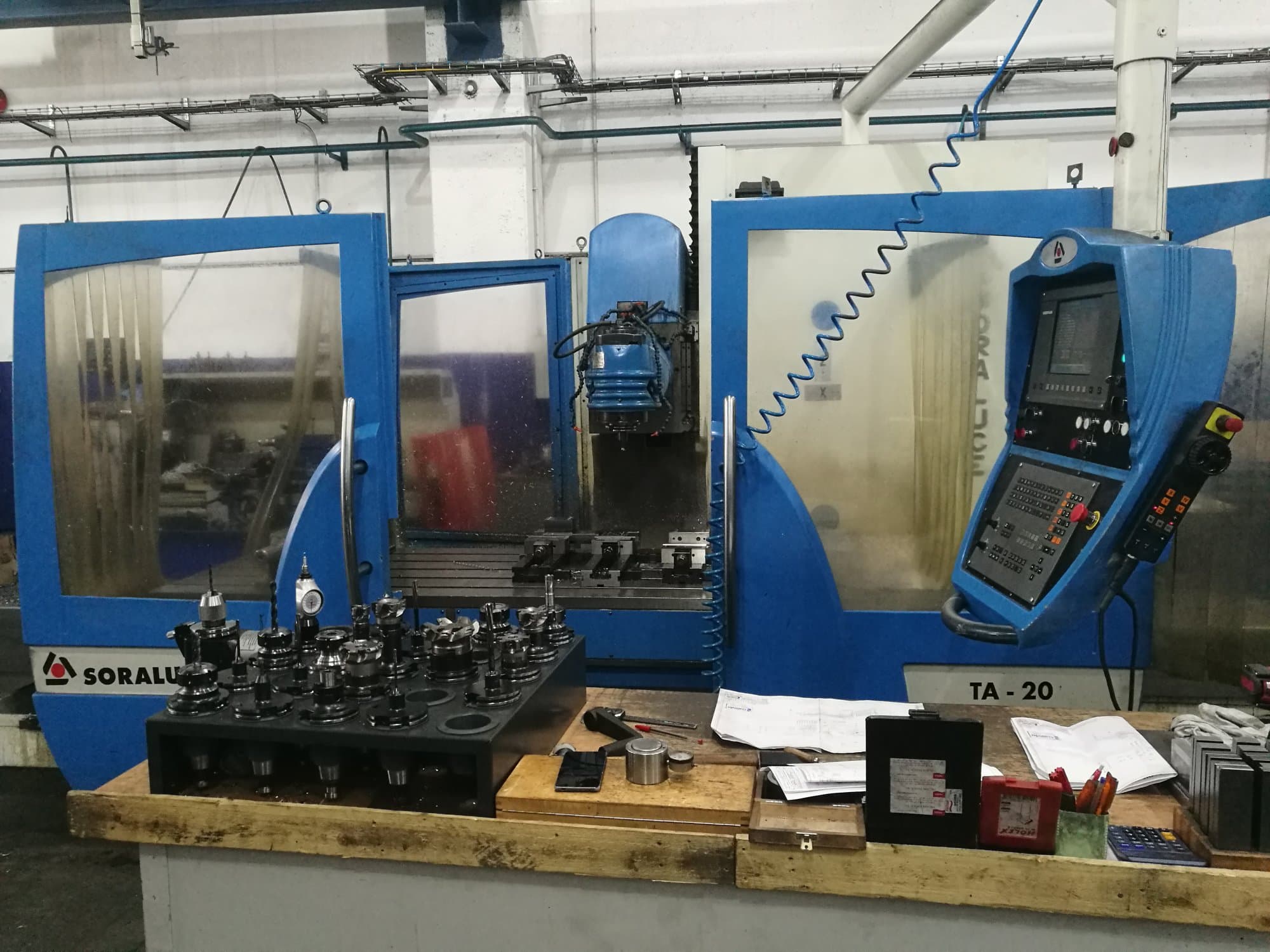 Čelní pohled  na Soraluce TA-20 stroj