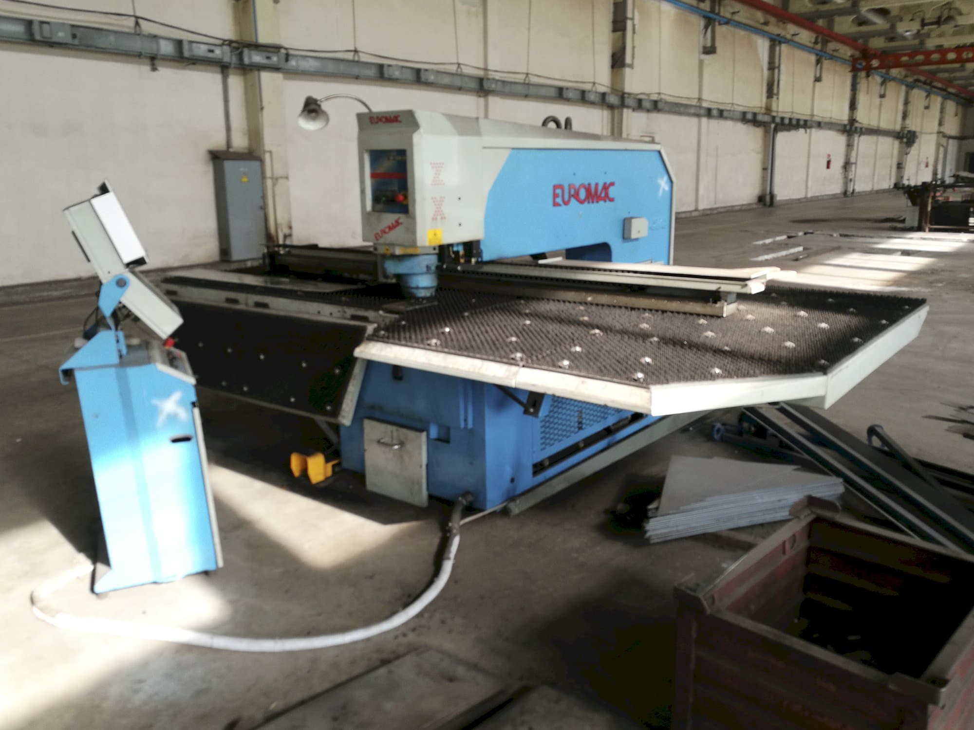 Pravý pohled  na Euromac ZX 1250/30 stroj