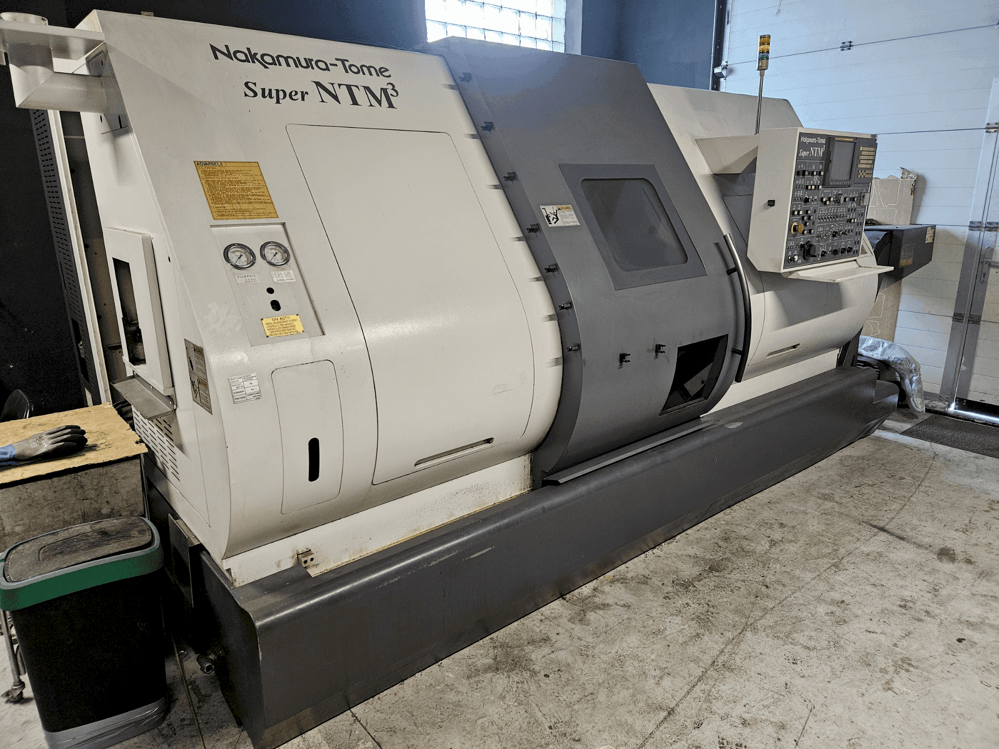 Čelní pohled  na NAKAMURA-TOME Super NTM3  stroj
