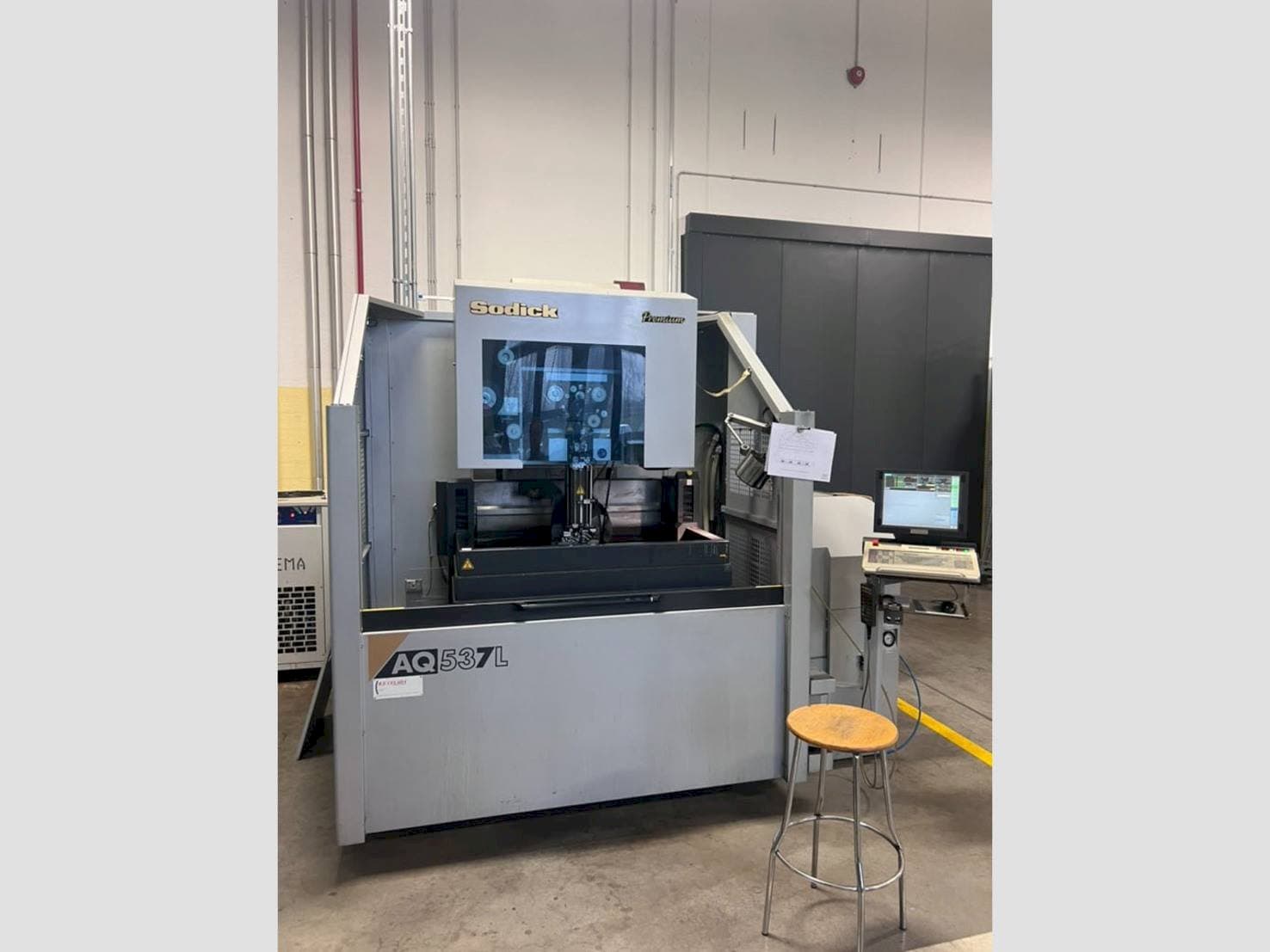 Čelní pohled  na Sodick AQ537L  stroj