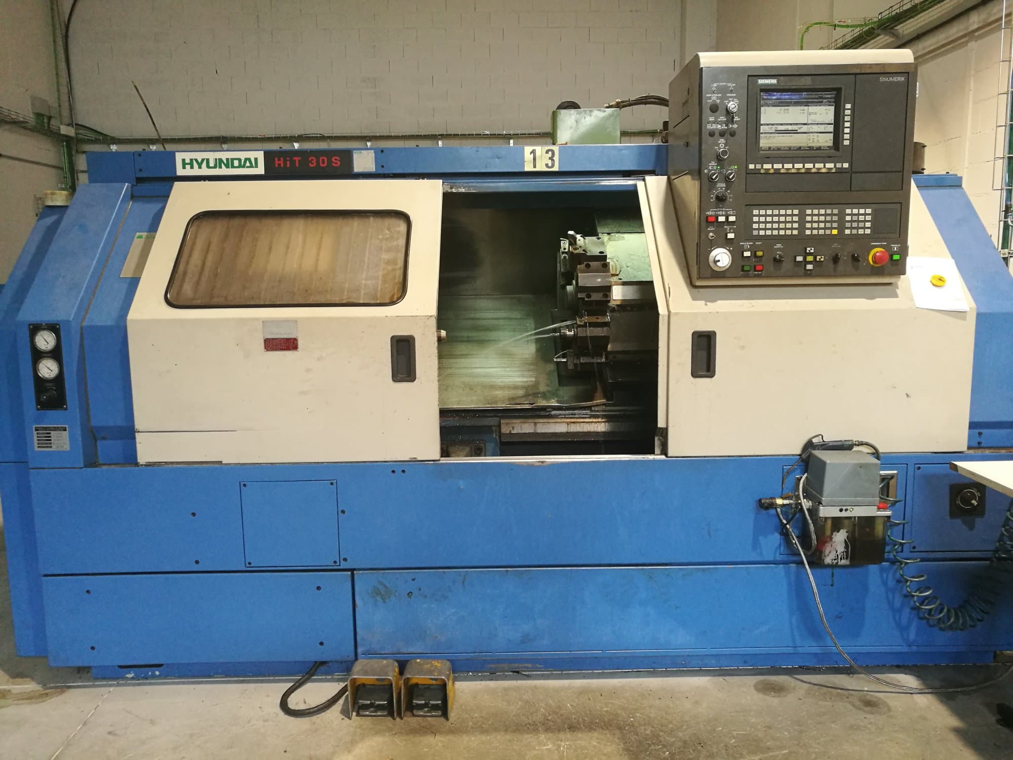 Čelní pohled  na Hyundai Kia HiT-30S stroj