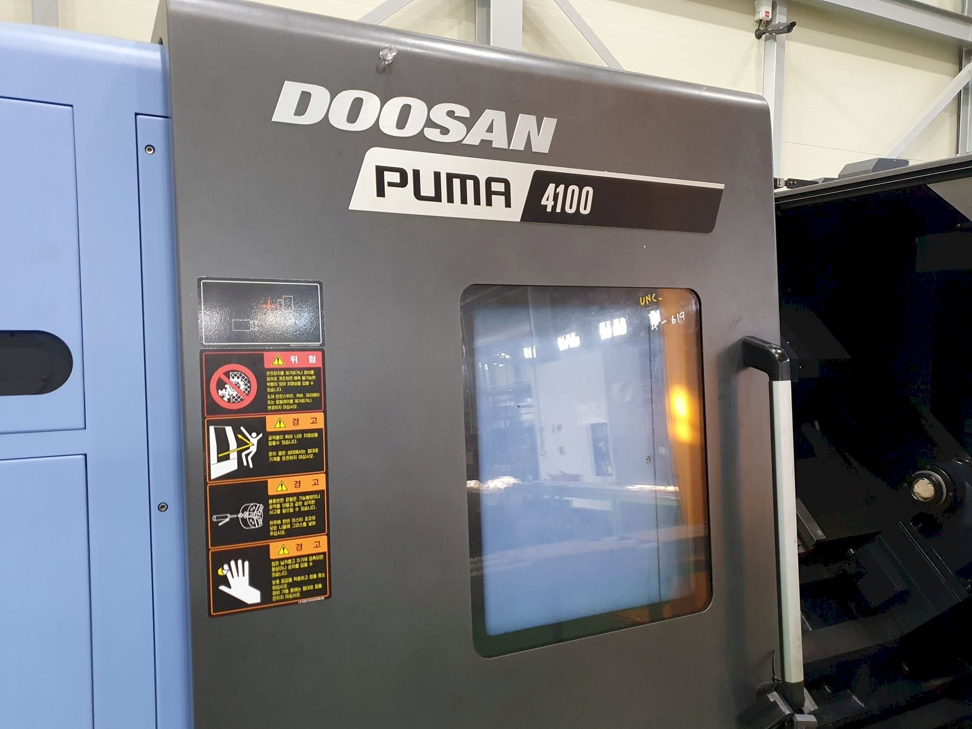 Čelní pohled  na Doosan PUMA 4100B  stroj