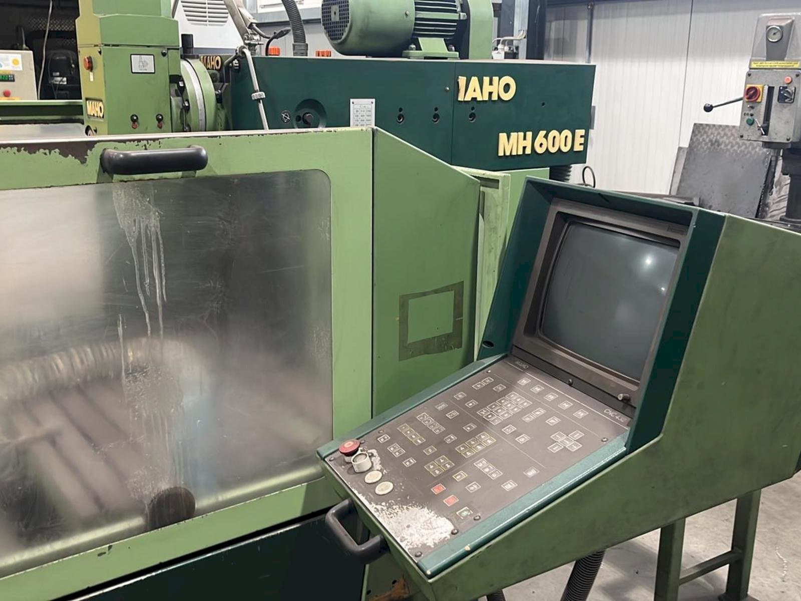Čelní pohled  na MAHO MH 600 E  stroj