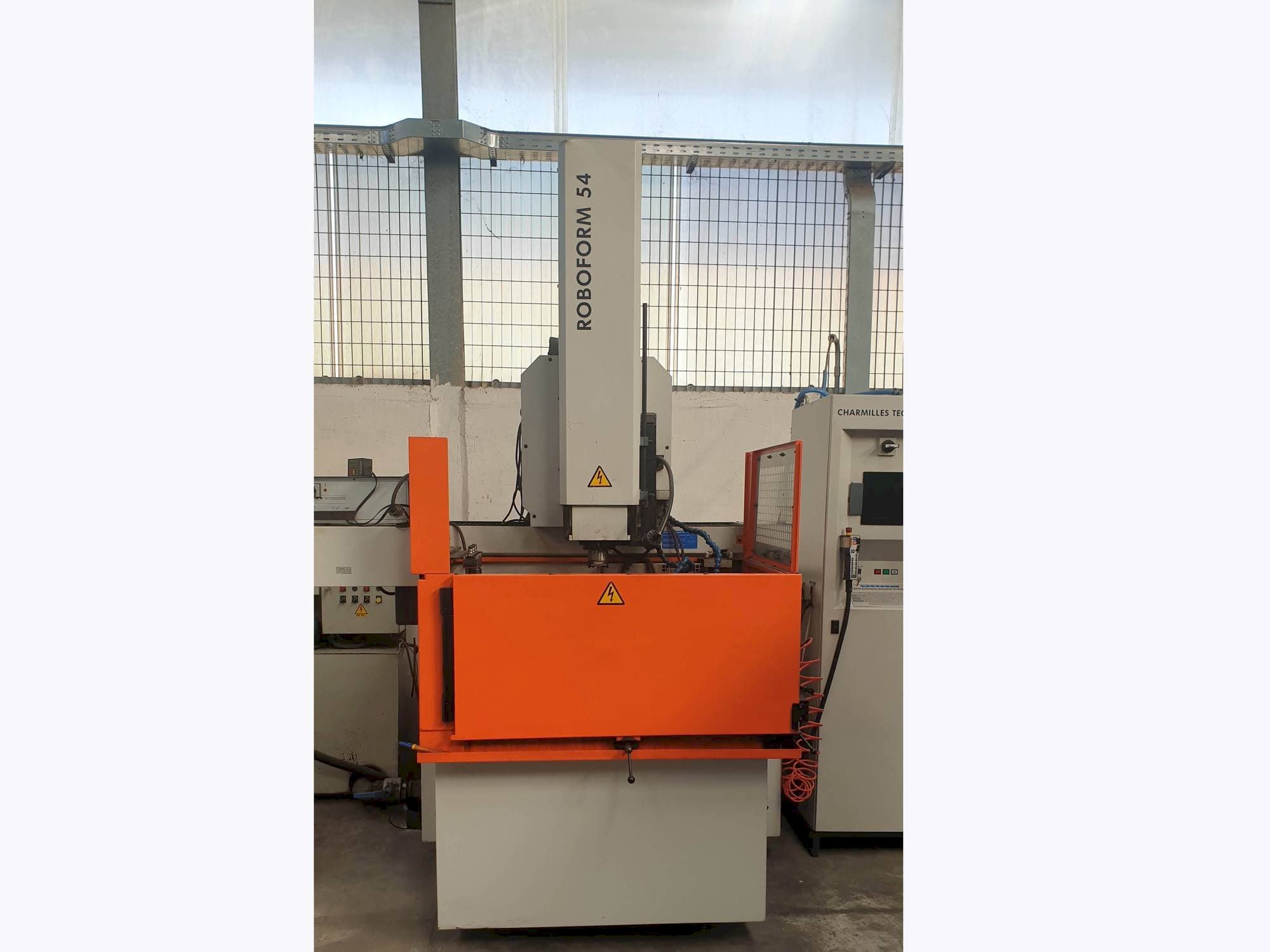 Čelní pohled  na CHARMILLES ROBOFORM 54  stroj