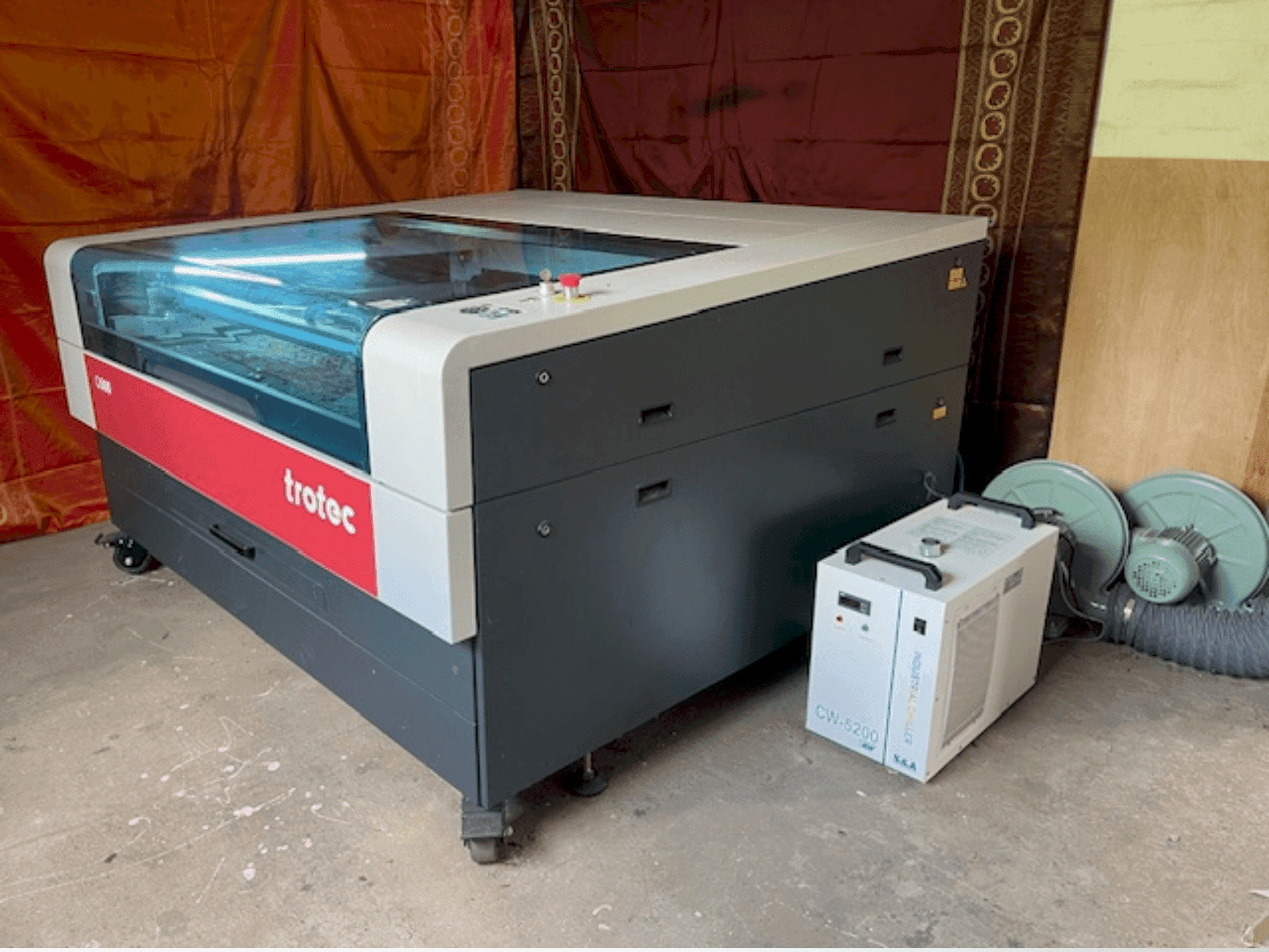 Čelní pohled  na Trotec Q500  stroj