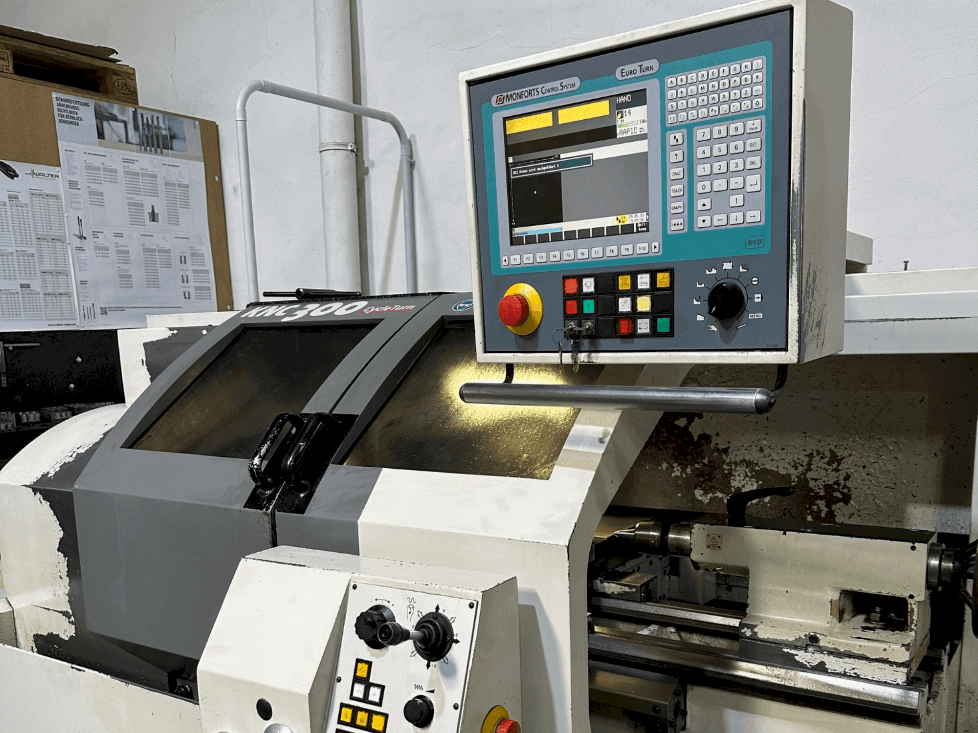 Čelní pohled  na Monforts KNC 300 CycleTurn  stroj