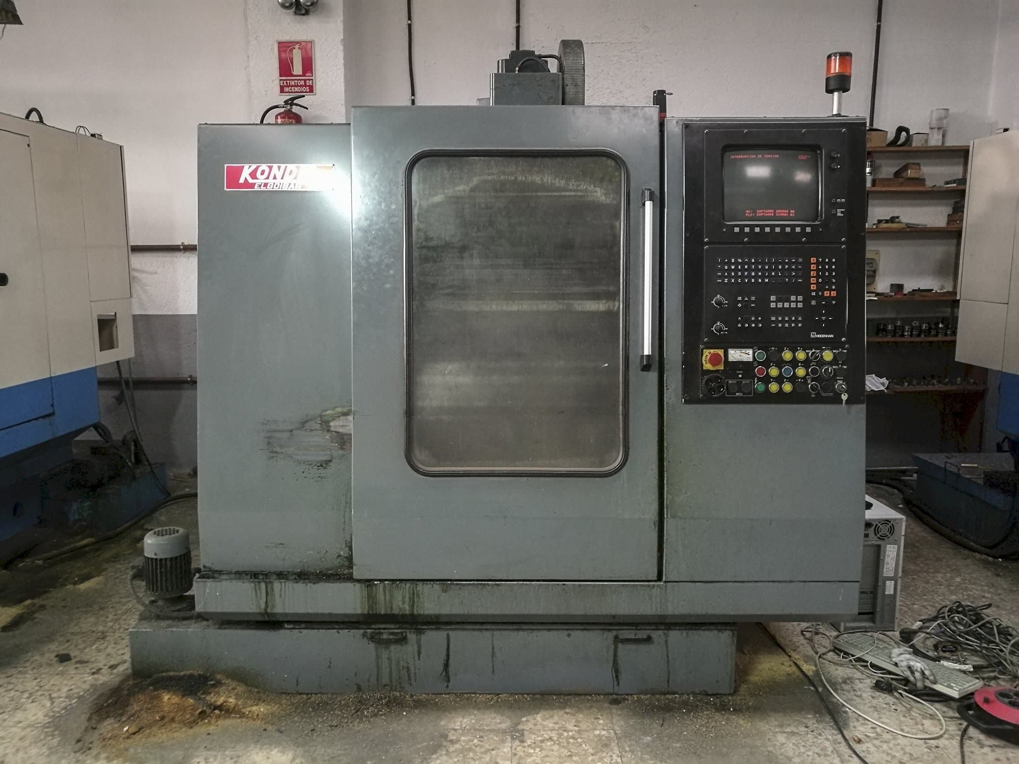 Čelní pohled  na KONDIA B-500 stroj