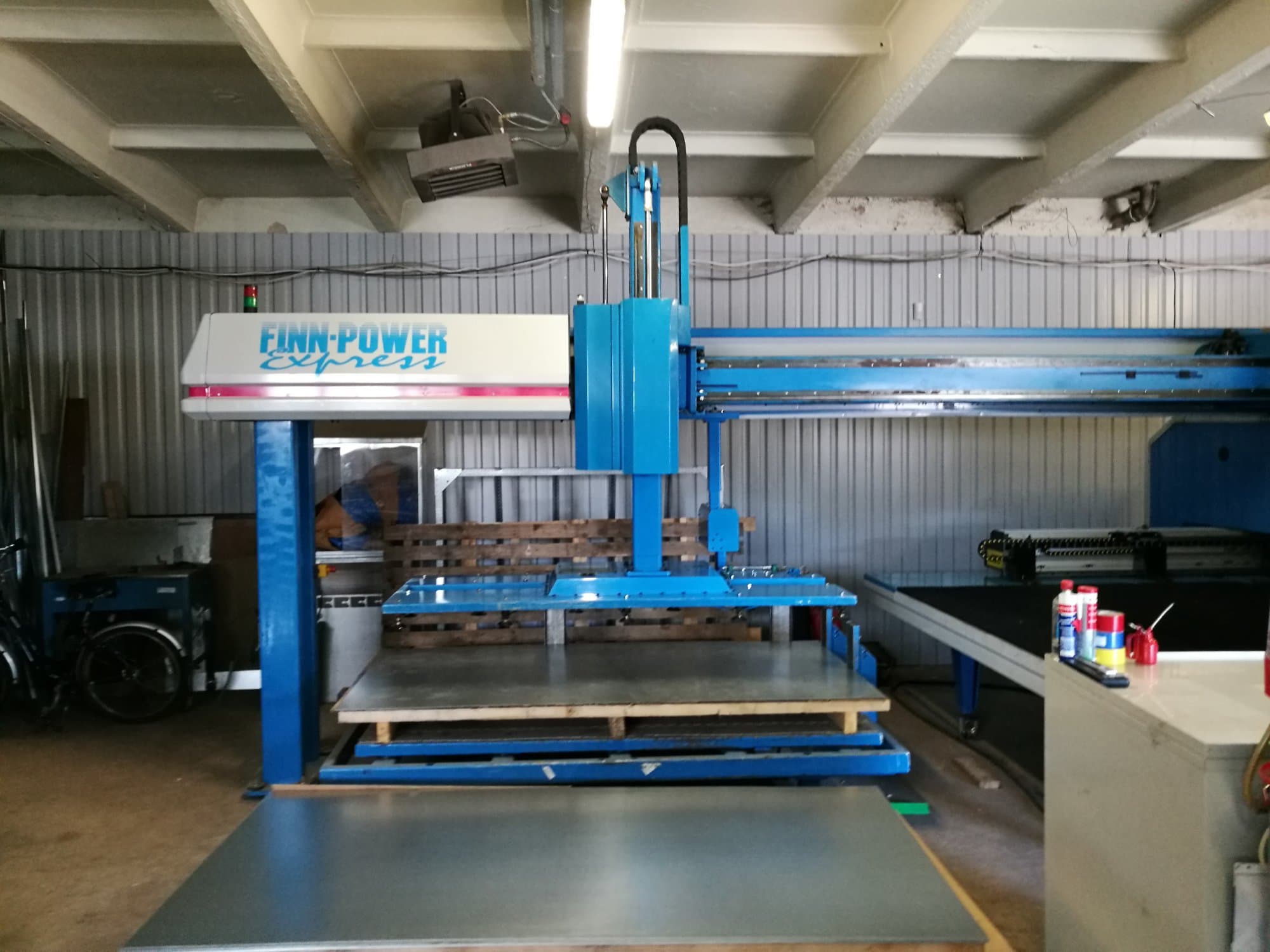 Čelní pohled  na Finn-Power A5-20 SB stroj